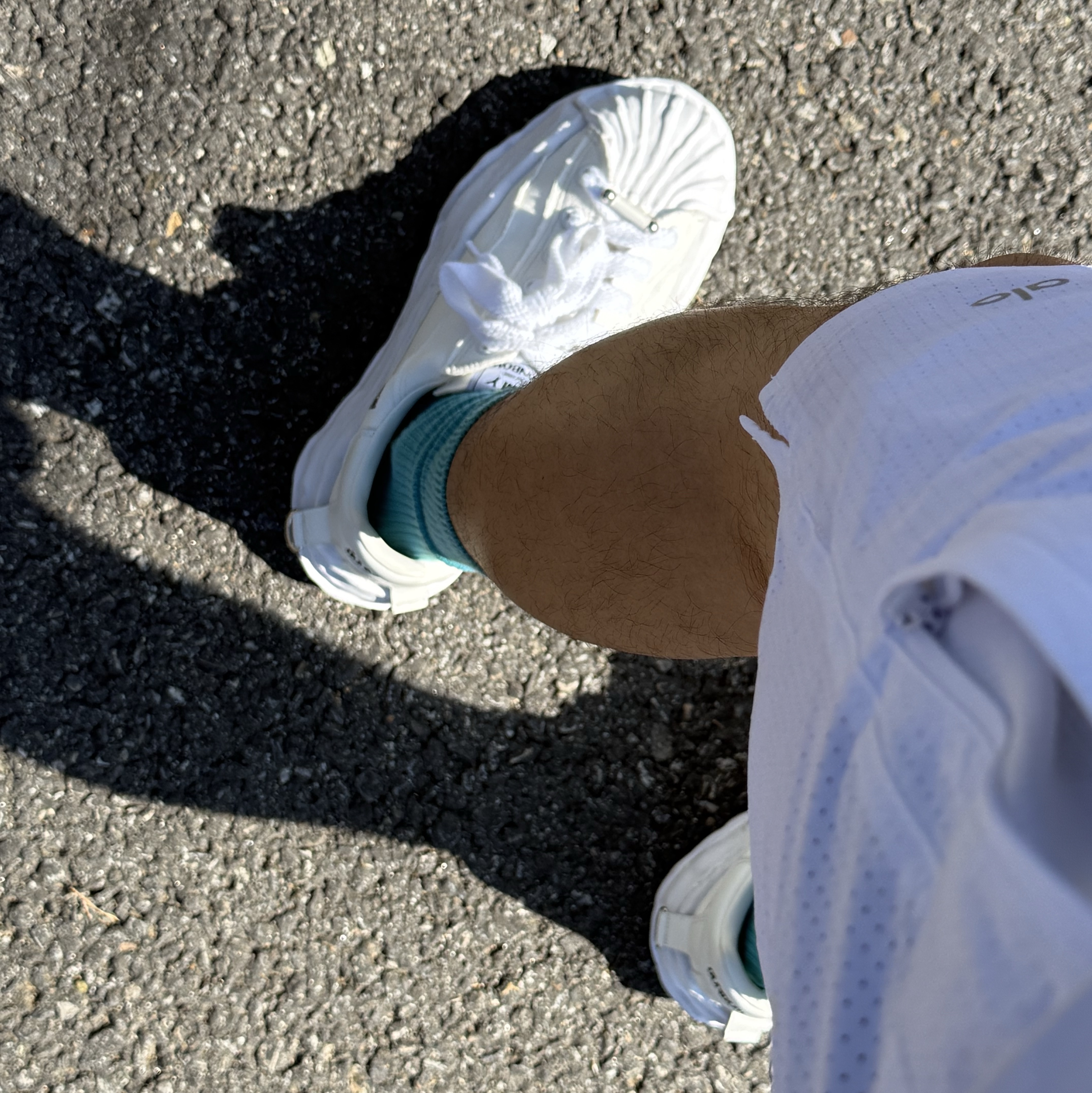Alo Yoga Iconic Shopper Tote Bag Grey Tiedye, Maison Mihara Yasuhiro x Bonbom Blakey Sneakers White 착용 스타일 - 2