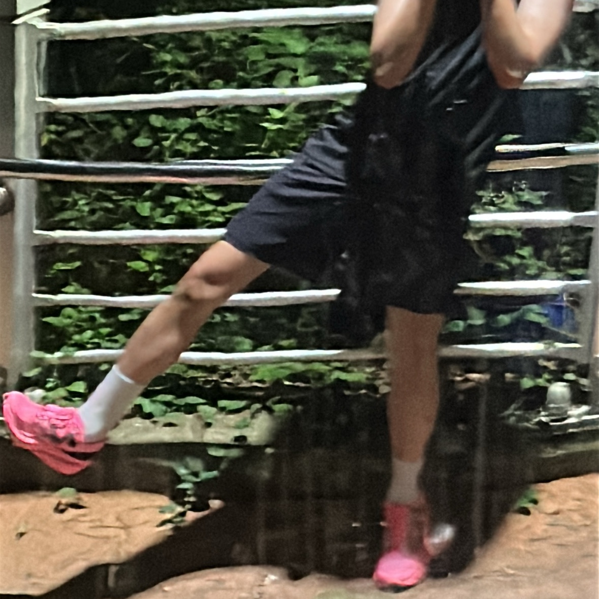 New Balance Fuelcell Rebel v4 Ultra Pink Black - D Standard 착용 스타일