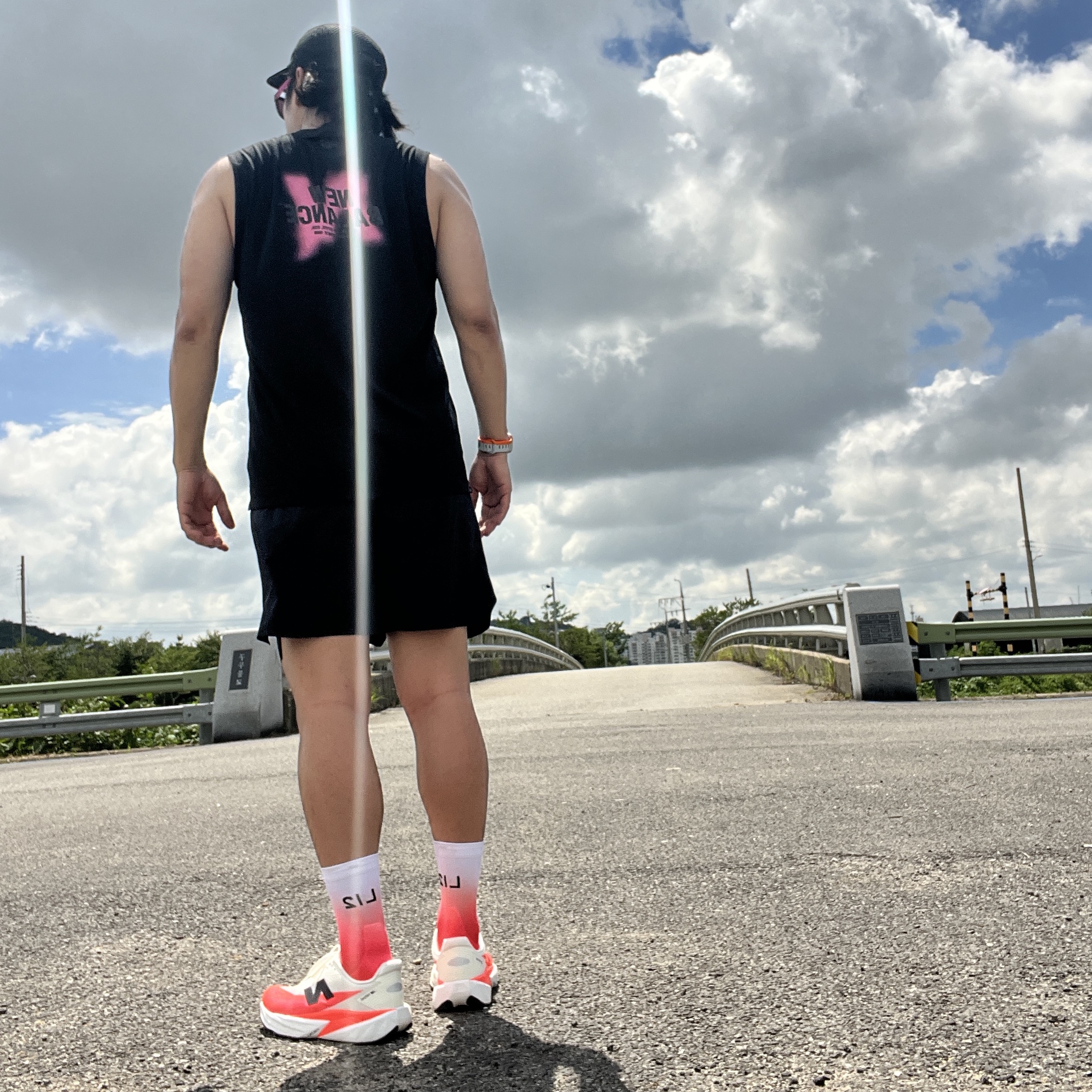 New Balance FuelCell Rebel v5 Urgent Red White Sea Salt - D Standard 착용 스타일 - 2