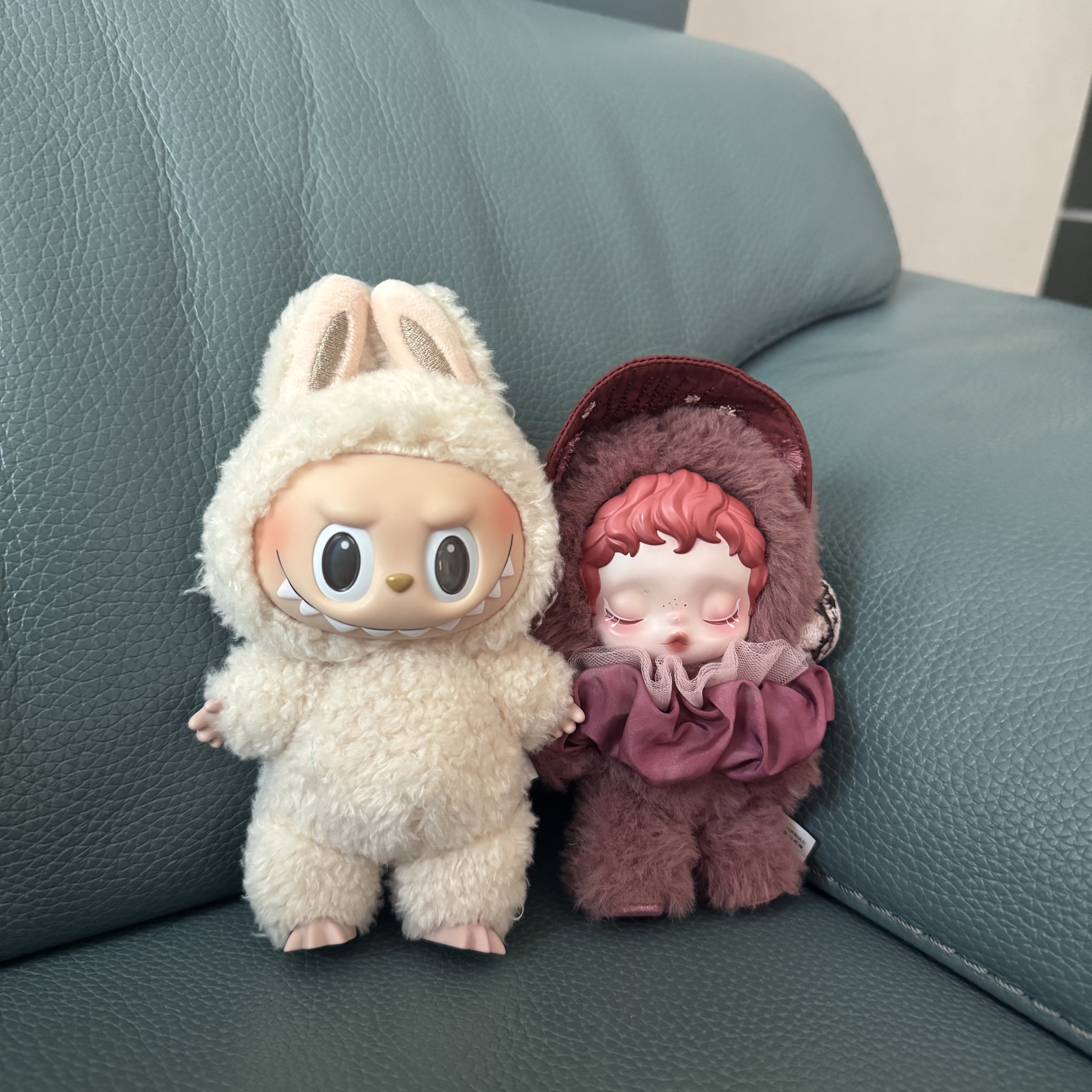 Pop Mart Labubu The Monsters Labubu Tasty Macarons Series Soymilk Keyring 착용 스타일
