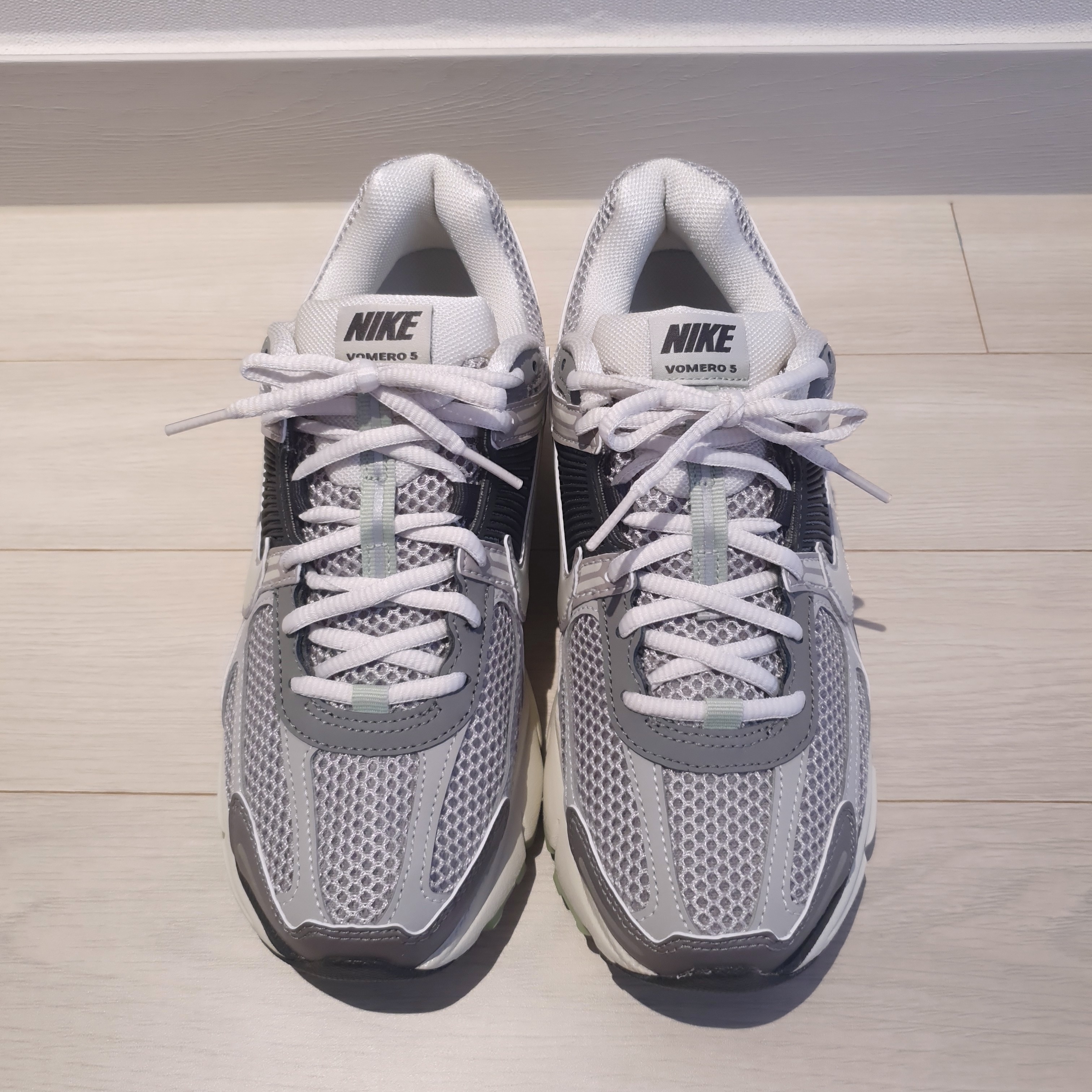(W) Nike Zoom Vomero 5 Cobblestone and Flat Pewter 착용 스타일 - 2