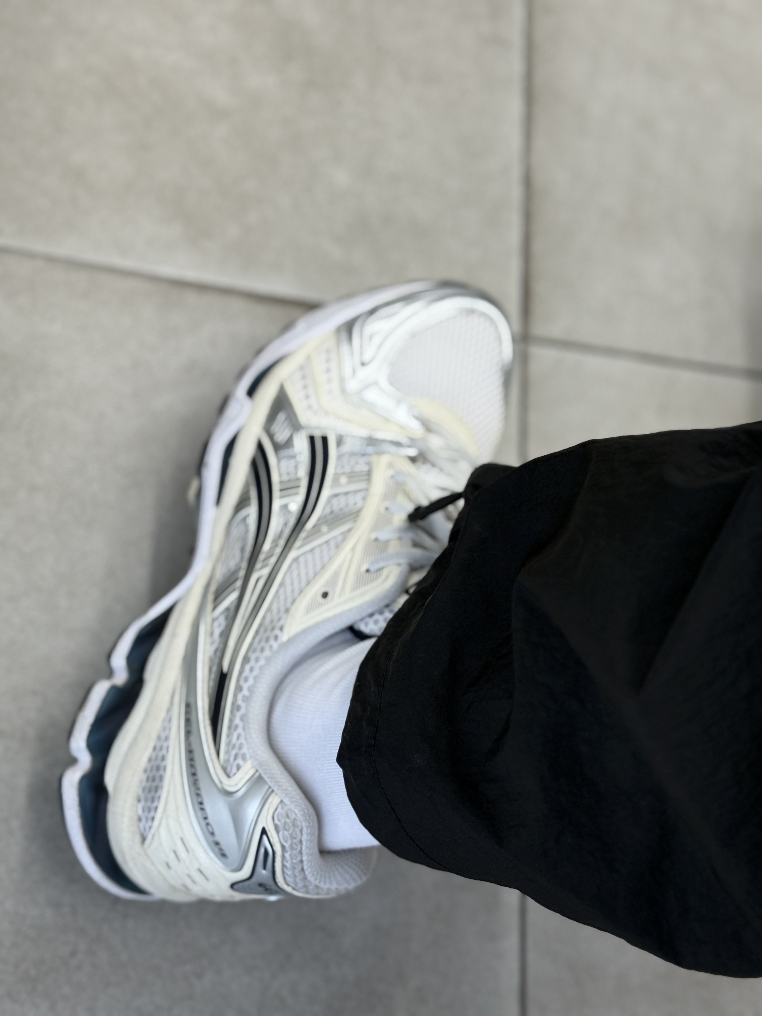 (W) Asics Gel-Kayano 14 White Midnight, Stussy California Grown Pigment Dyed T-Shirt Black 착용 스타일 - 9