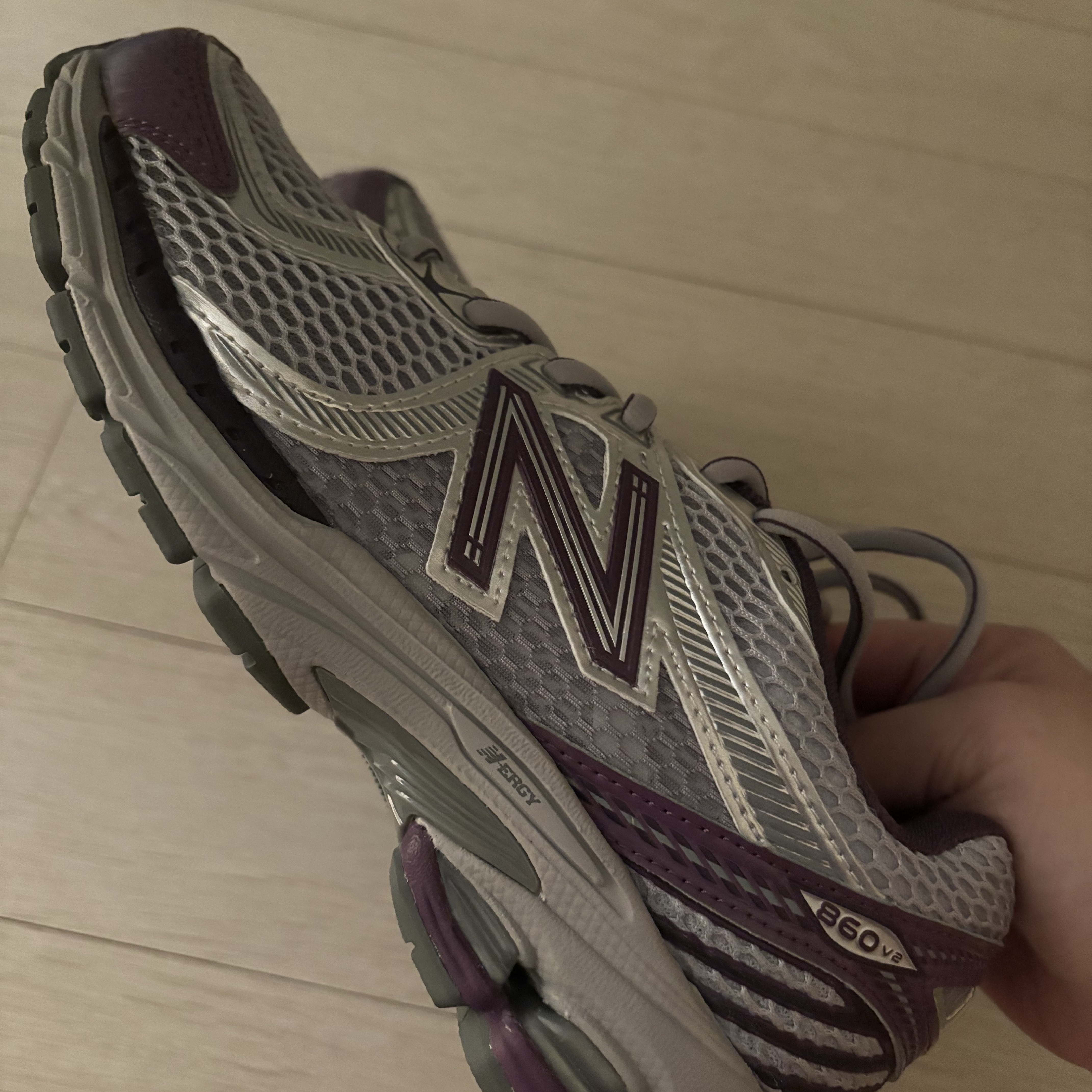 New Balance 860v2 Midnight Violet 착용 스타일 - 2