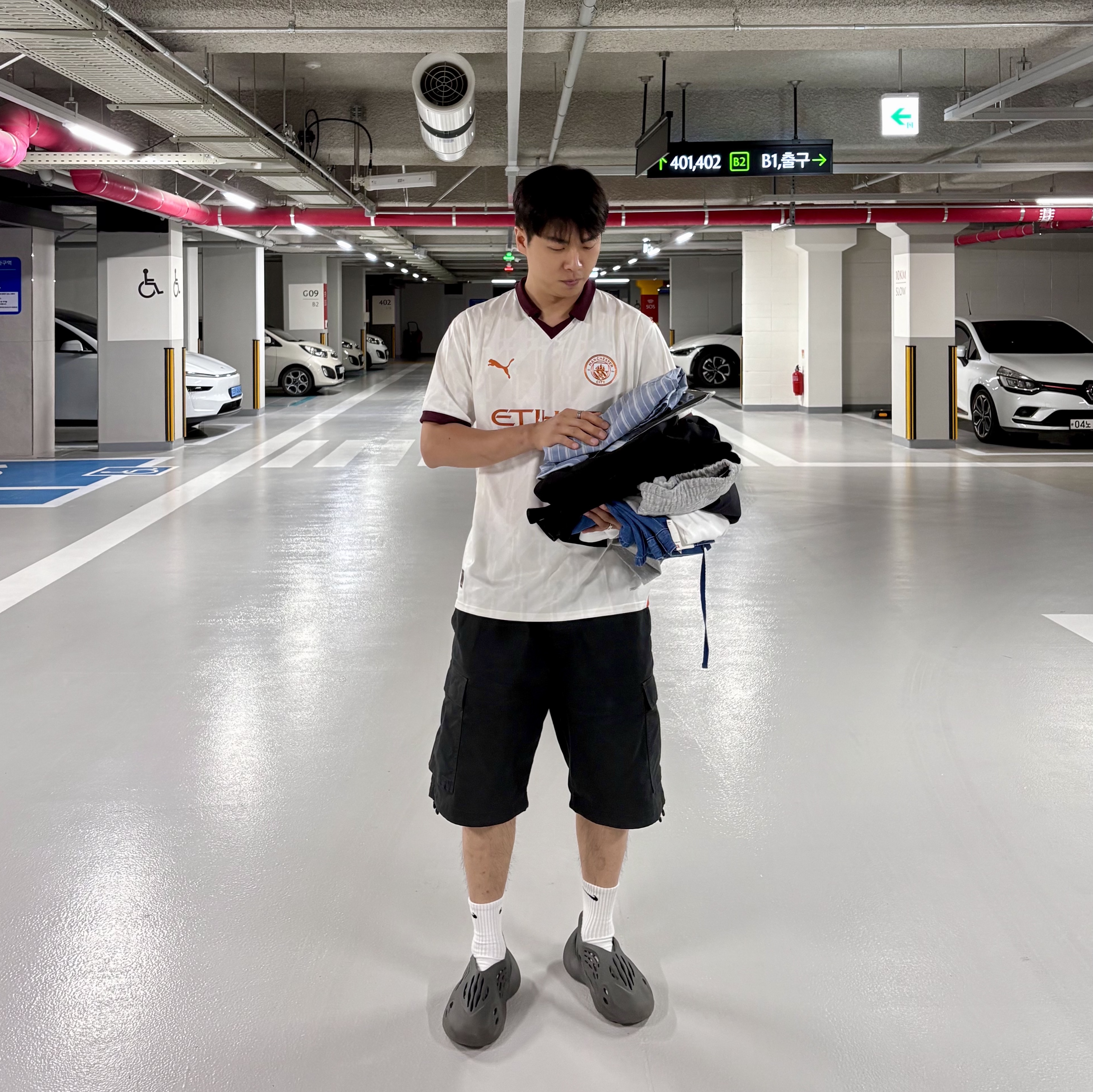 Puma Manchester City 2023/24 Away Jersey White Aubergine (Non Marking Ver.), Adidas Yeezy Foam RNNR Onyx 착용 스타일