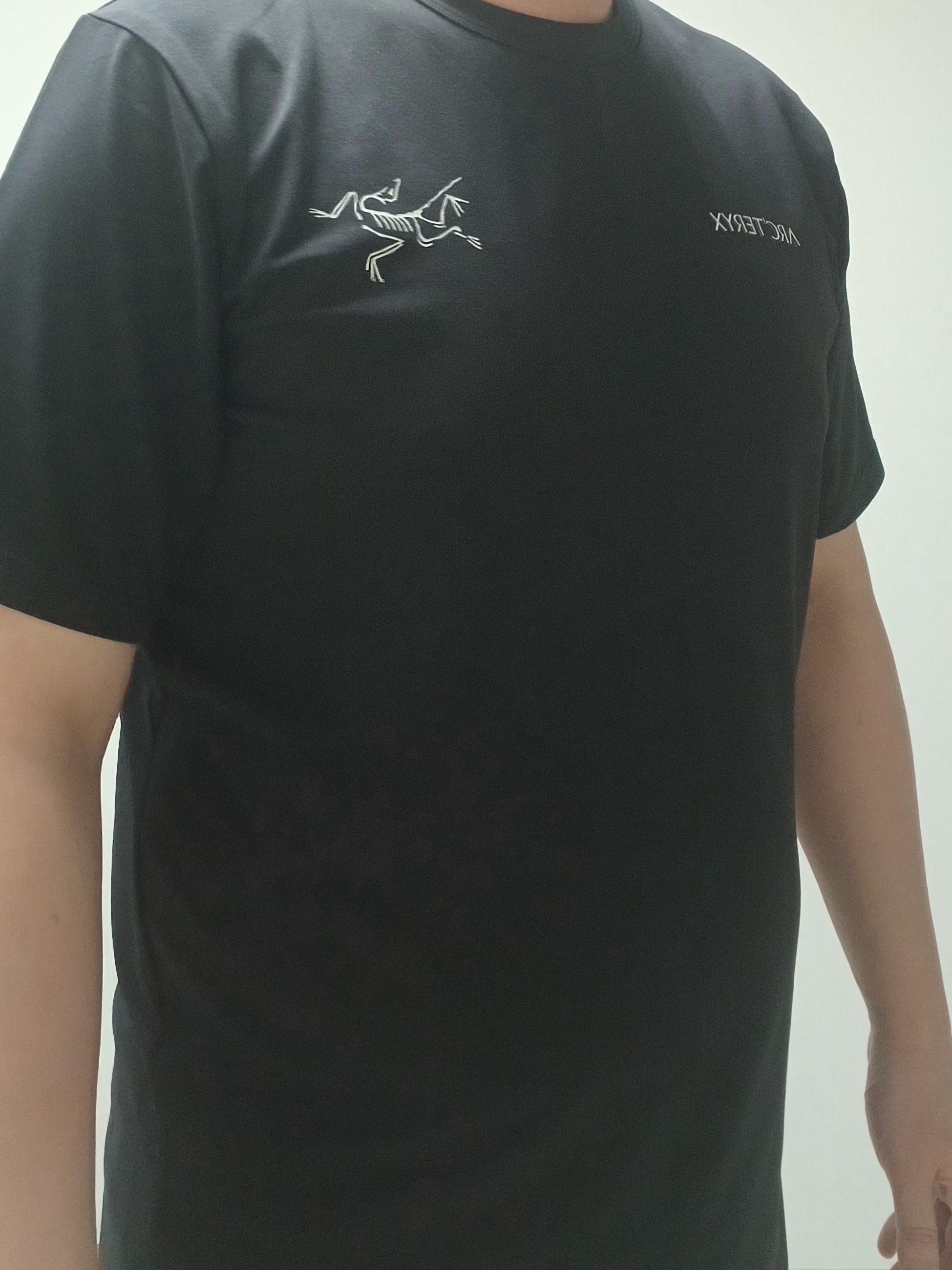 Arc'teryx Captive Split T-Shirt Black, Hoka Ora Athletic Slide Black White 착용 스타일 - 7