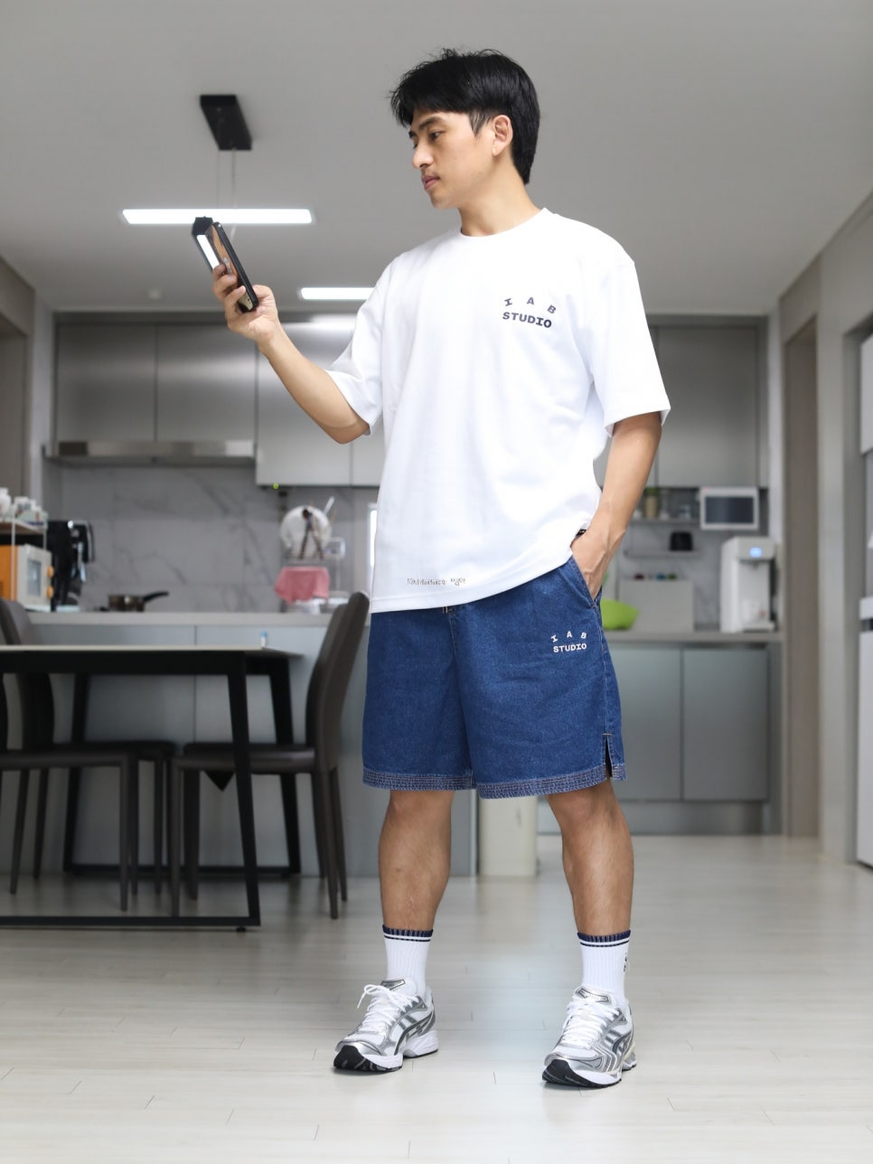 IAB Studio T-Shirt White Navy, IAB Studio Denim Shorts Deep Blue 착용 스타일 - 1