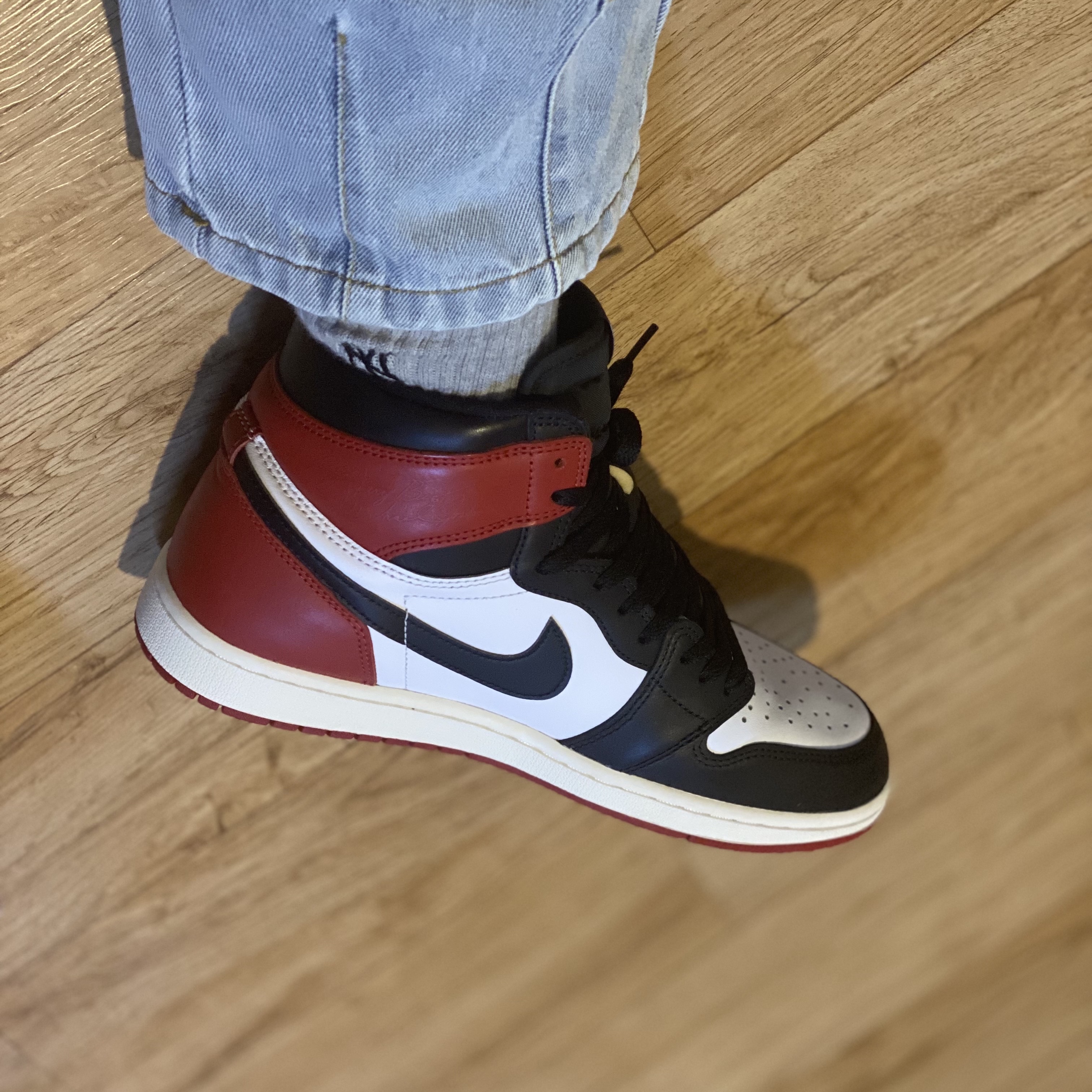 Jordan 1 Retro High OG Black Toe 착용 스타일 - 3