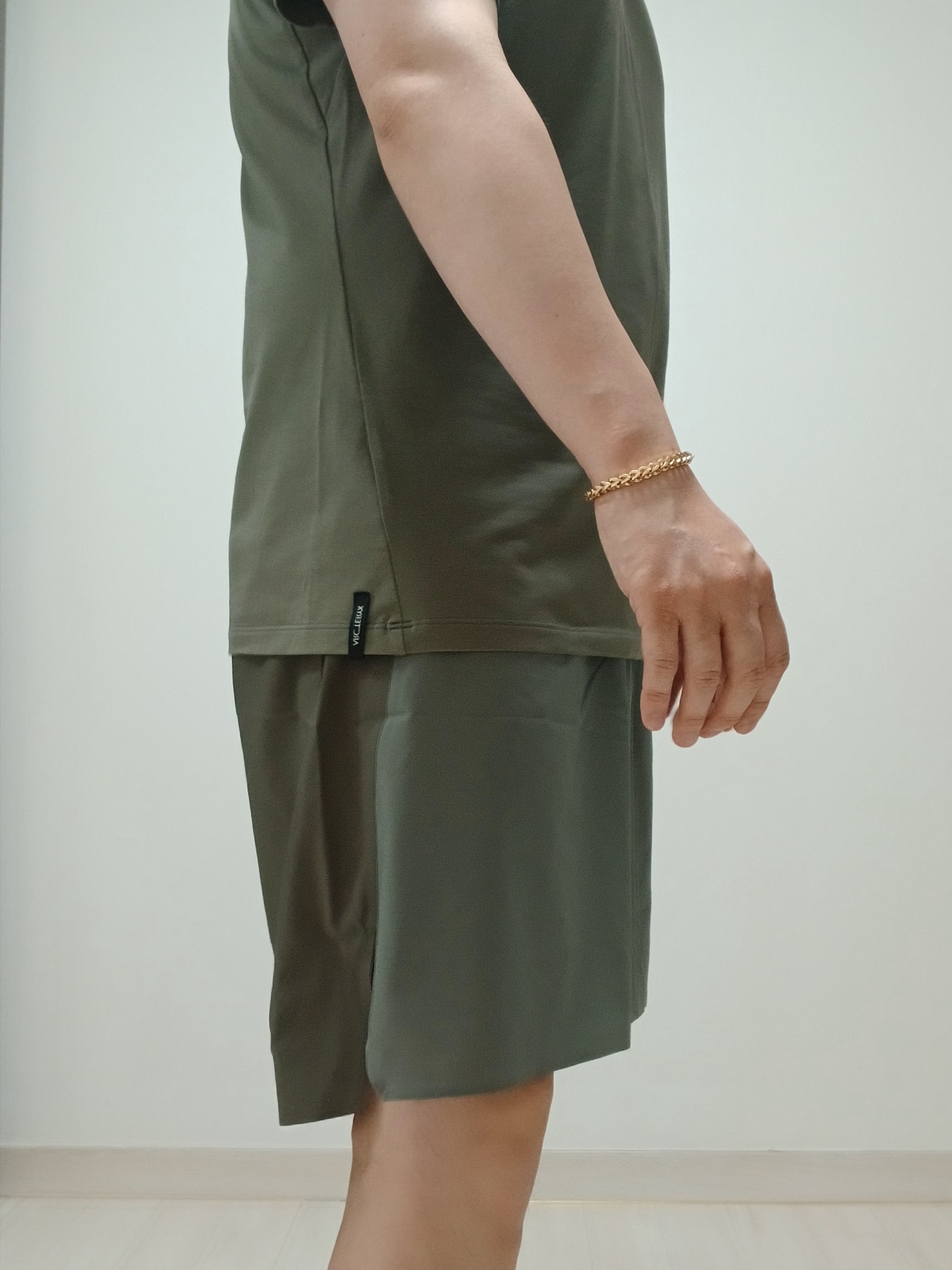 Arc'teryx Captive Split T-Shirt Forage, Hoka Ora Athletic Slide Black White 착용 스타일 - 5
