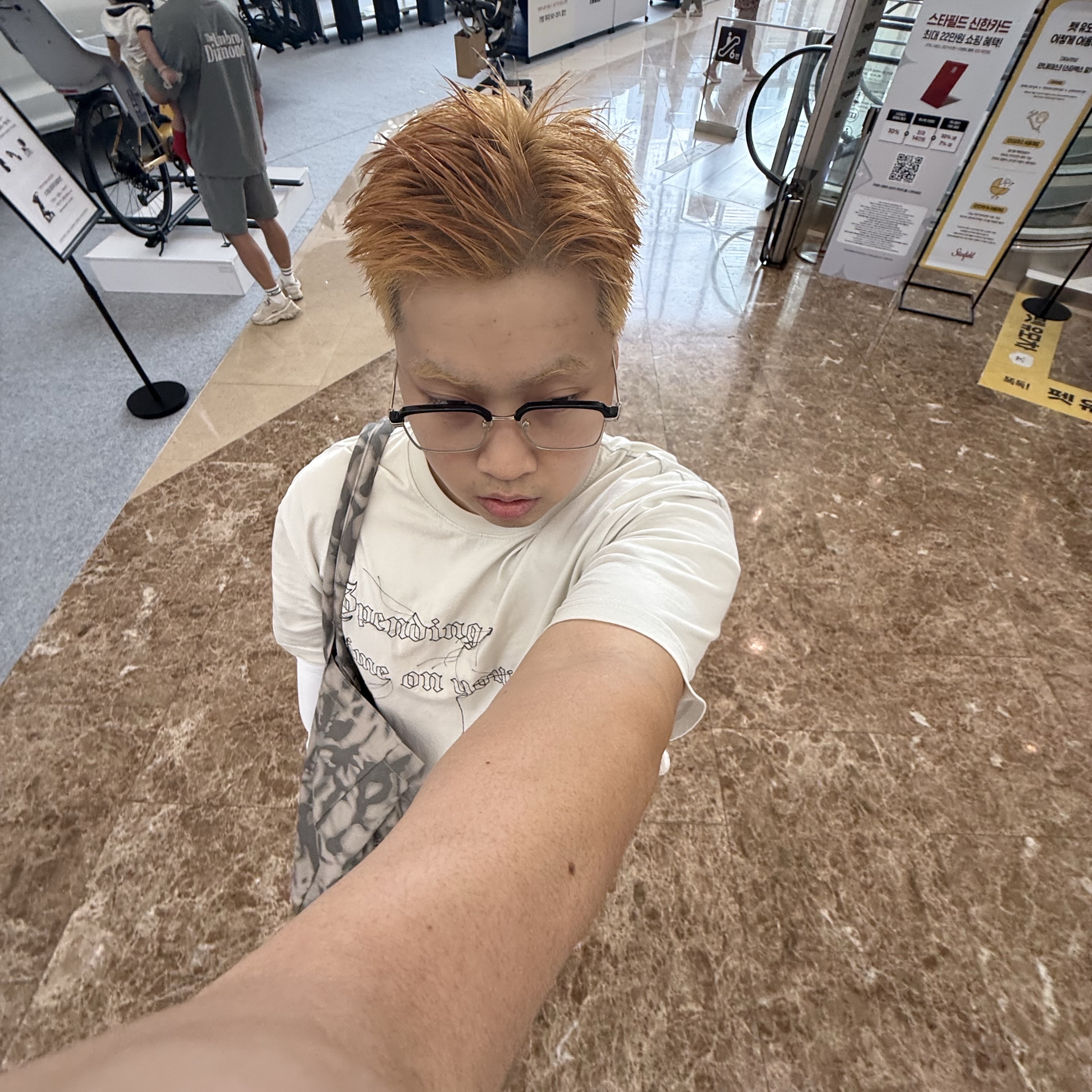Alo Yoga Iconic Shopper Tote Bag Grey Tiedye, Maison Mihara Yasuhiro x Bonbom Blakey Sneakers White 착용 스타일 - 1