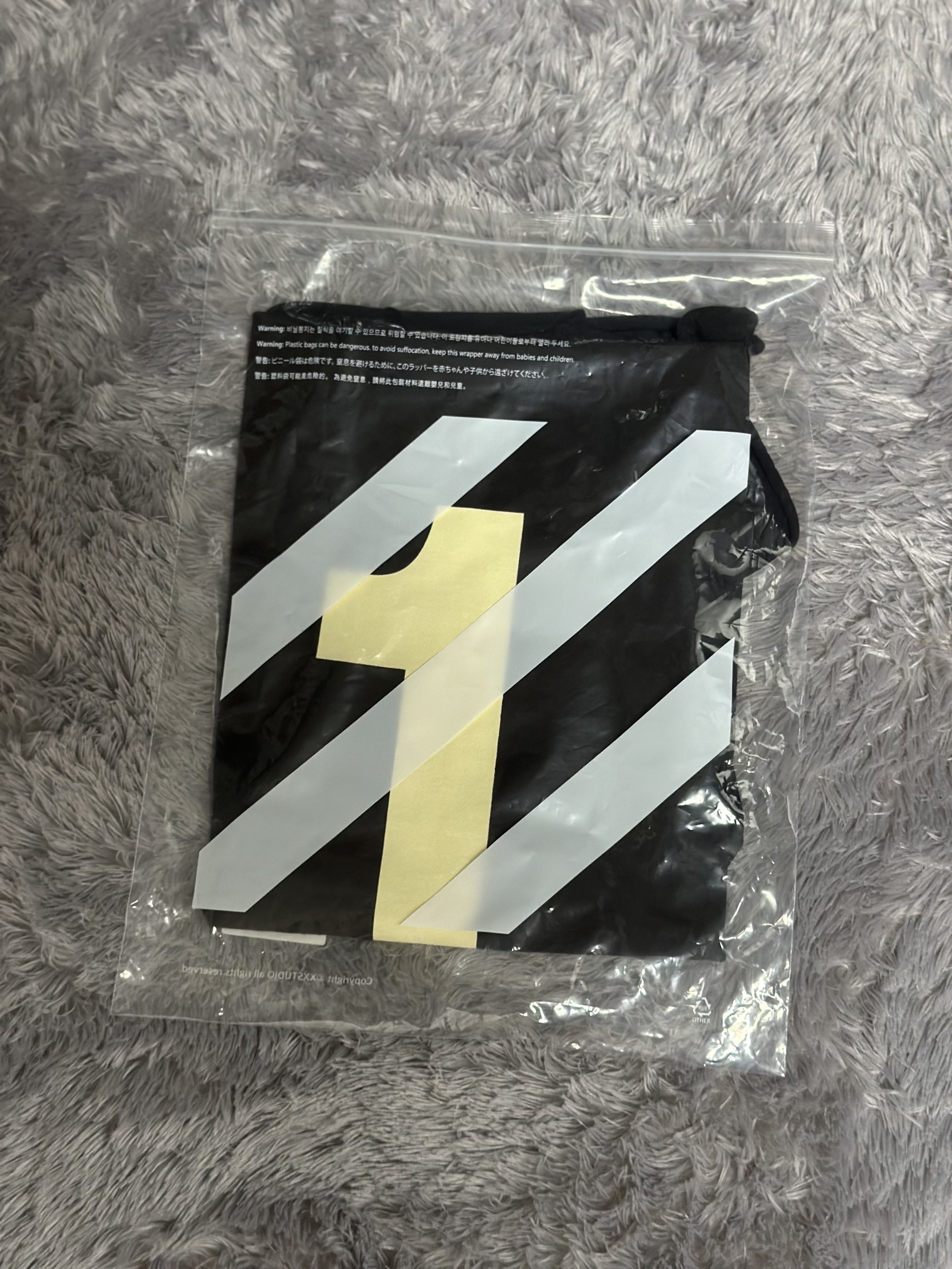 Yeezy One Box T-Shirt Black 착용 스타일 - 2