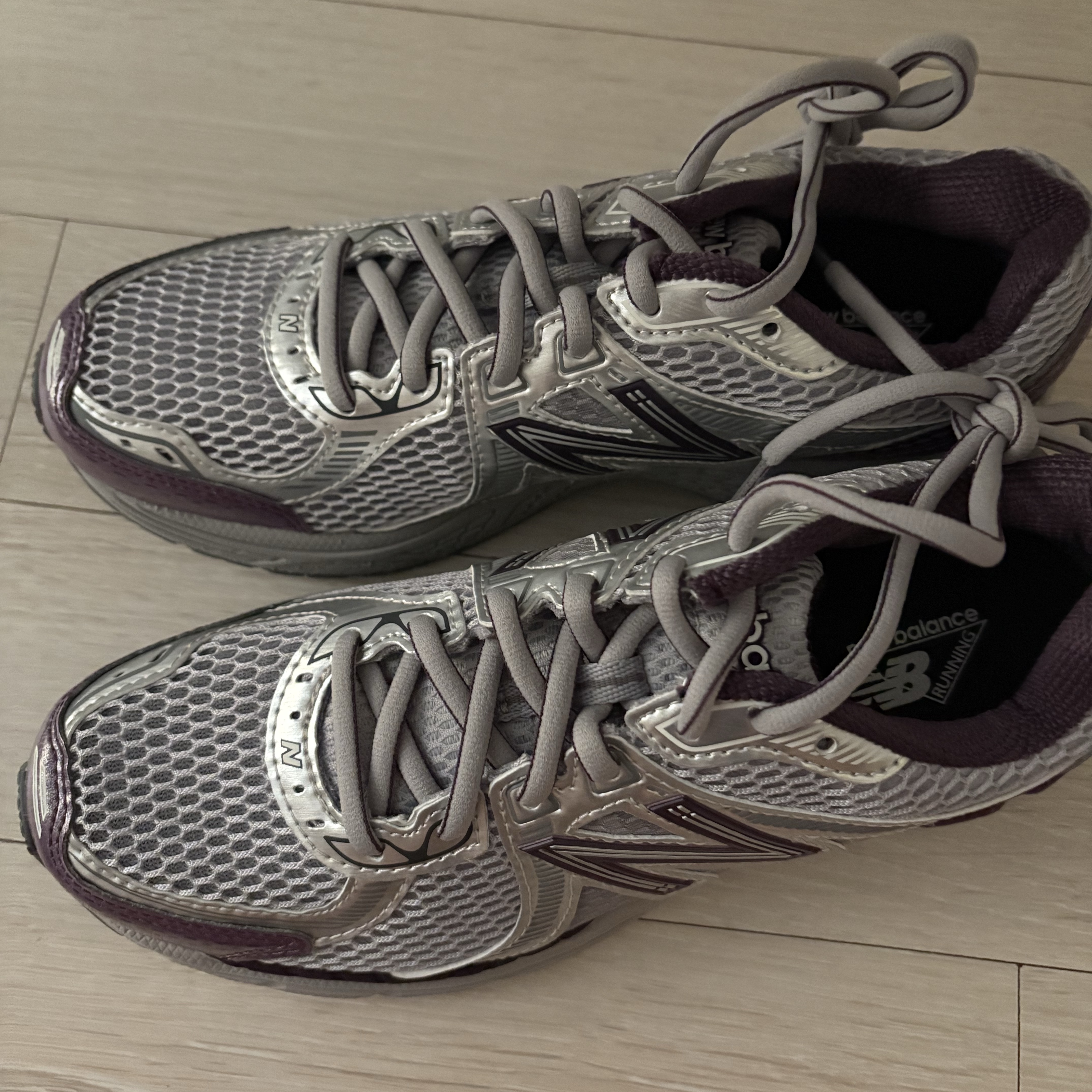 New Balance 860v2 Midnight Violet 착용 스타일 - 1