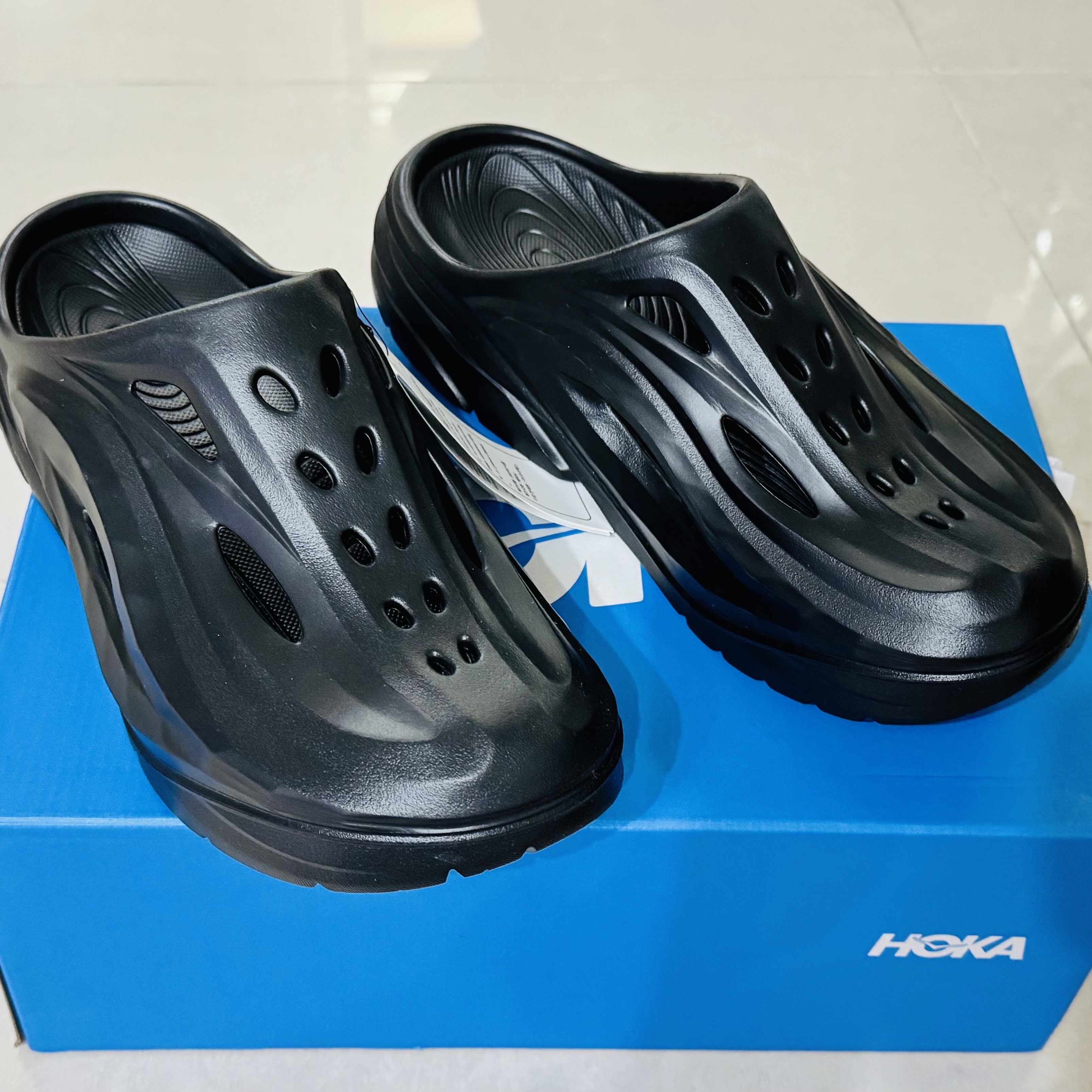 Hoka Ora Recovery Mule Black 착용 스타일