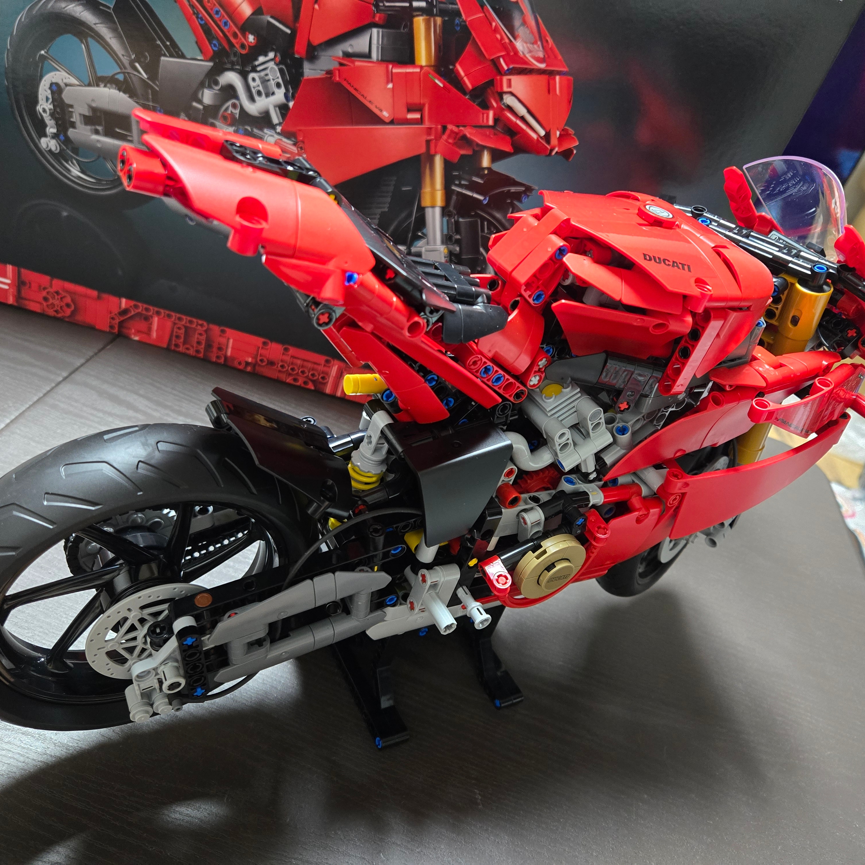 Lego Technic Ducati Panigale V4 S Motorcycle 착용 스타일 - 3