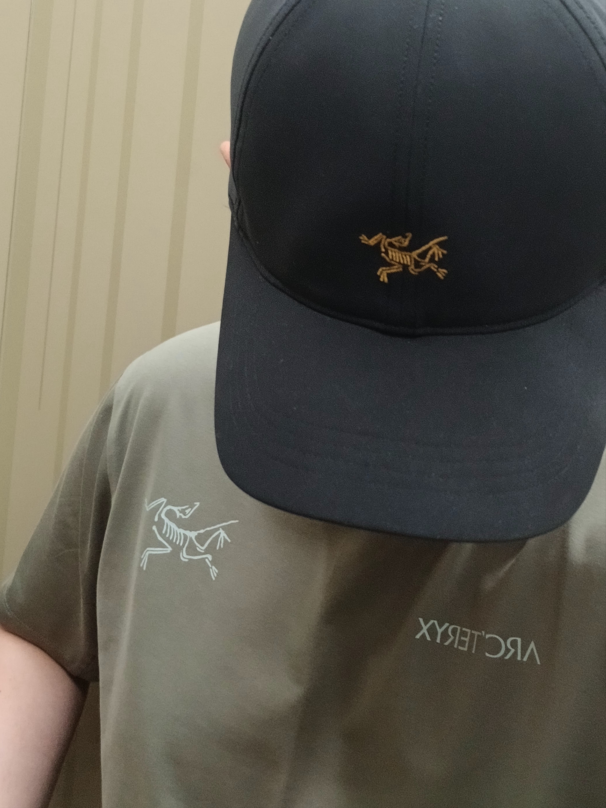 Arc'teryx Small Bird Cap Black, Arc'teryx Captive Split T-Shirt Forage 착용 스타일 - 1