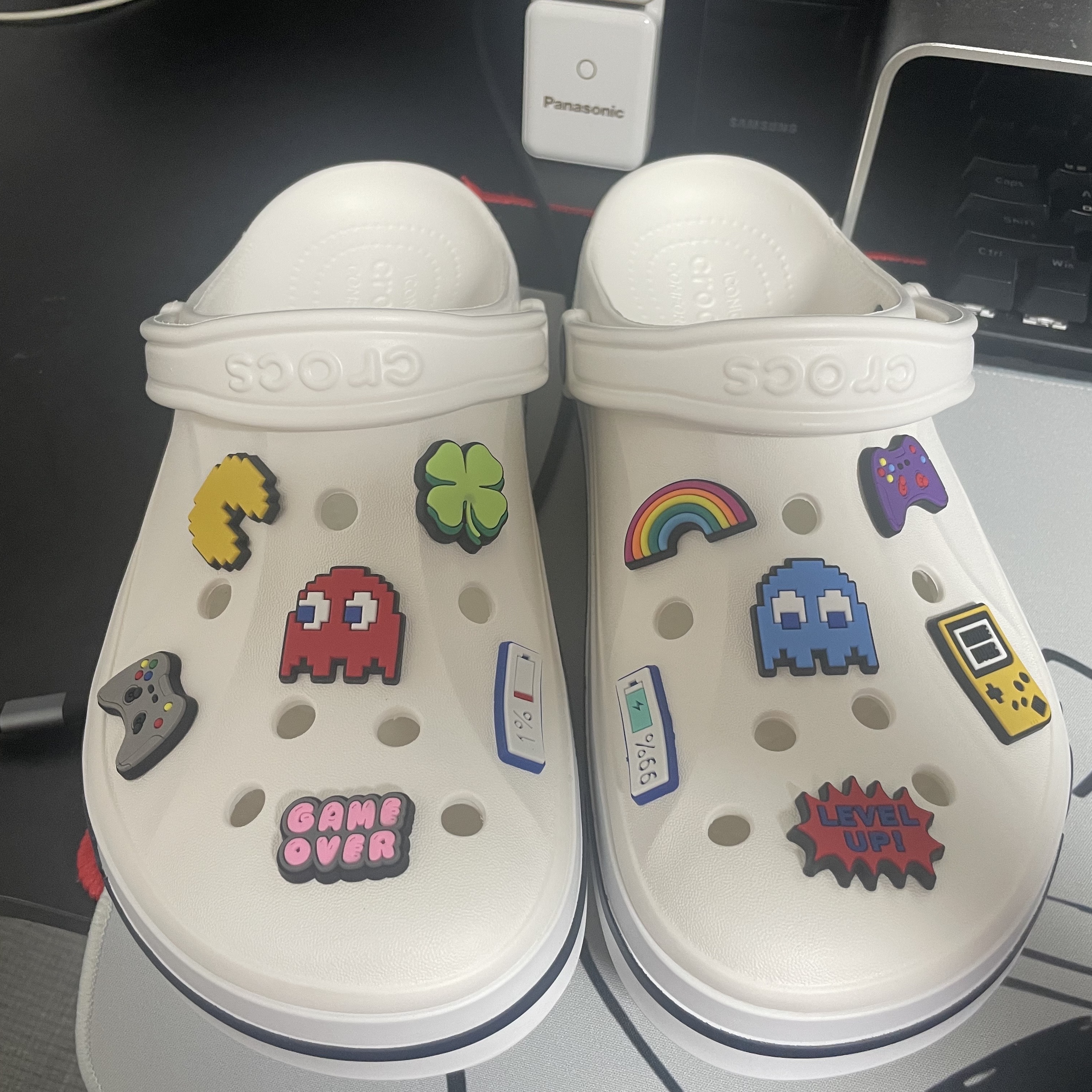 Crocs Bayaband Clog White Navy 착용 스타일 - 2