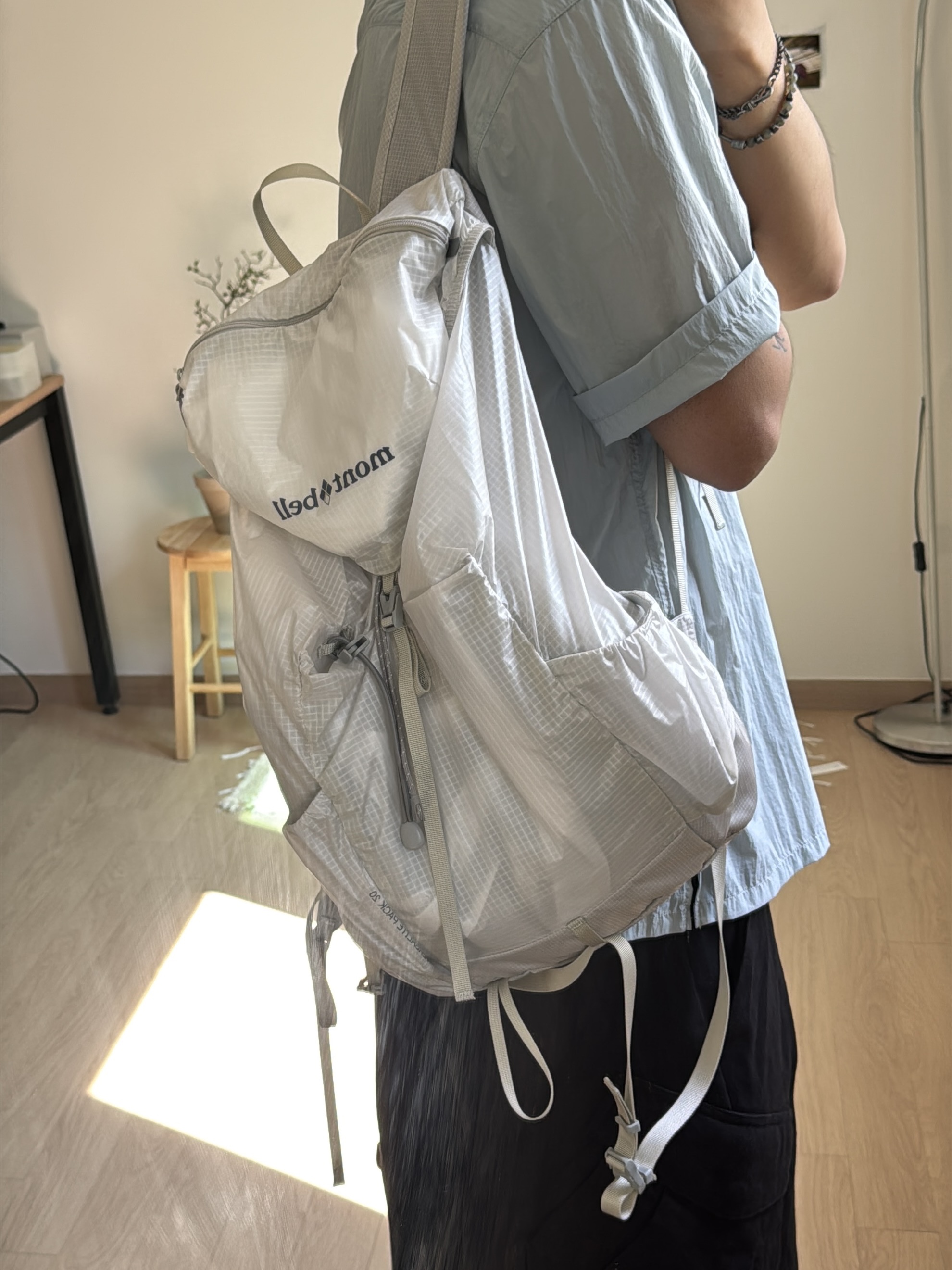 Montbell Versalite Pack 20 Backpack Ice White 착용 스타일