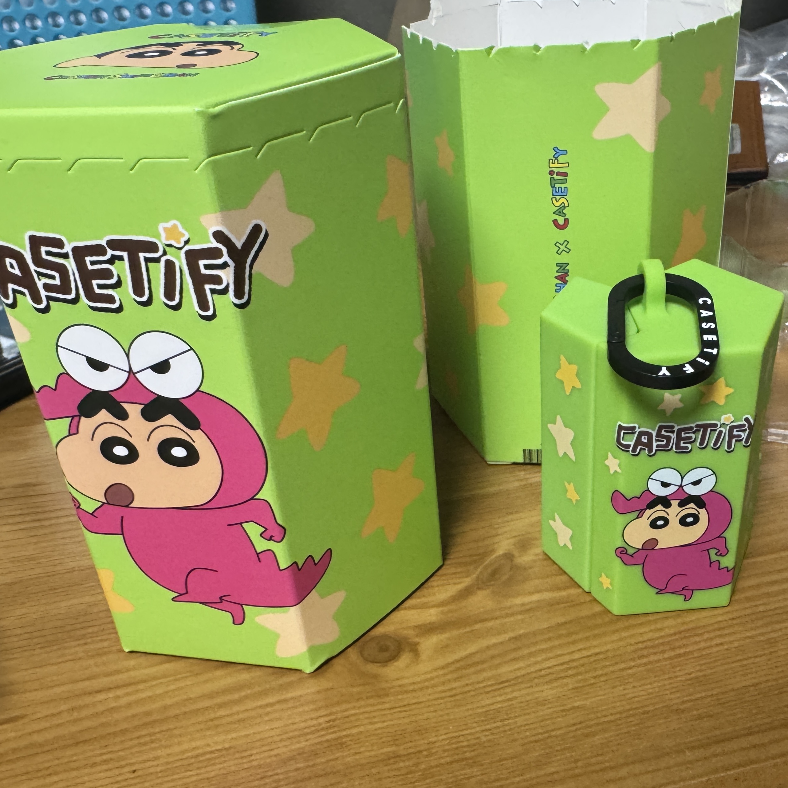Casetify x Crayon Shin-Chan Chocobi Collectible Earbuds Case 착용 스타일