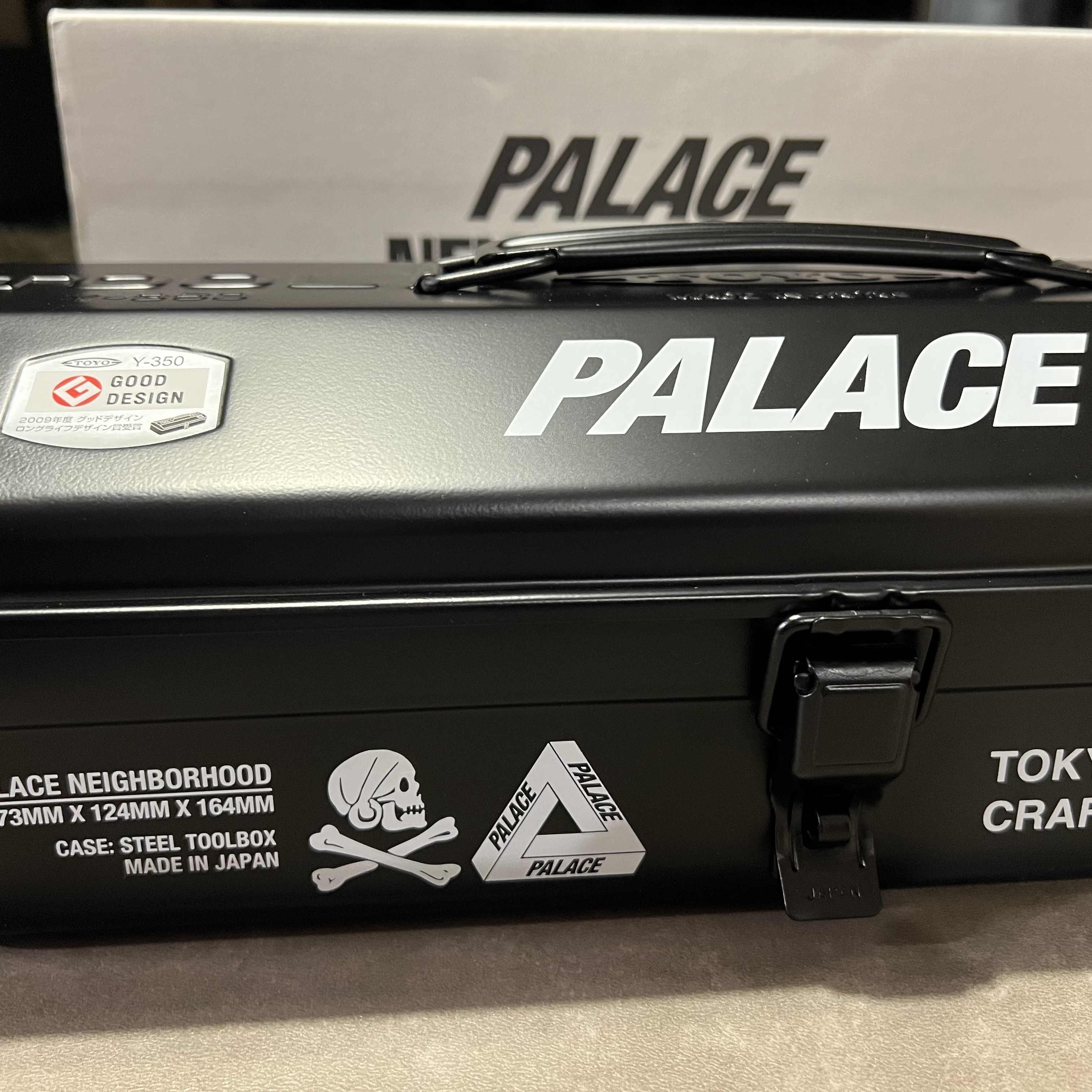 Palace x Neighborhood Toyo Steel Tool Box Black - 25FW 착용 스타일 - 3