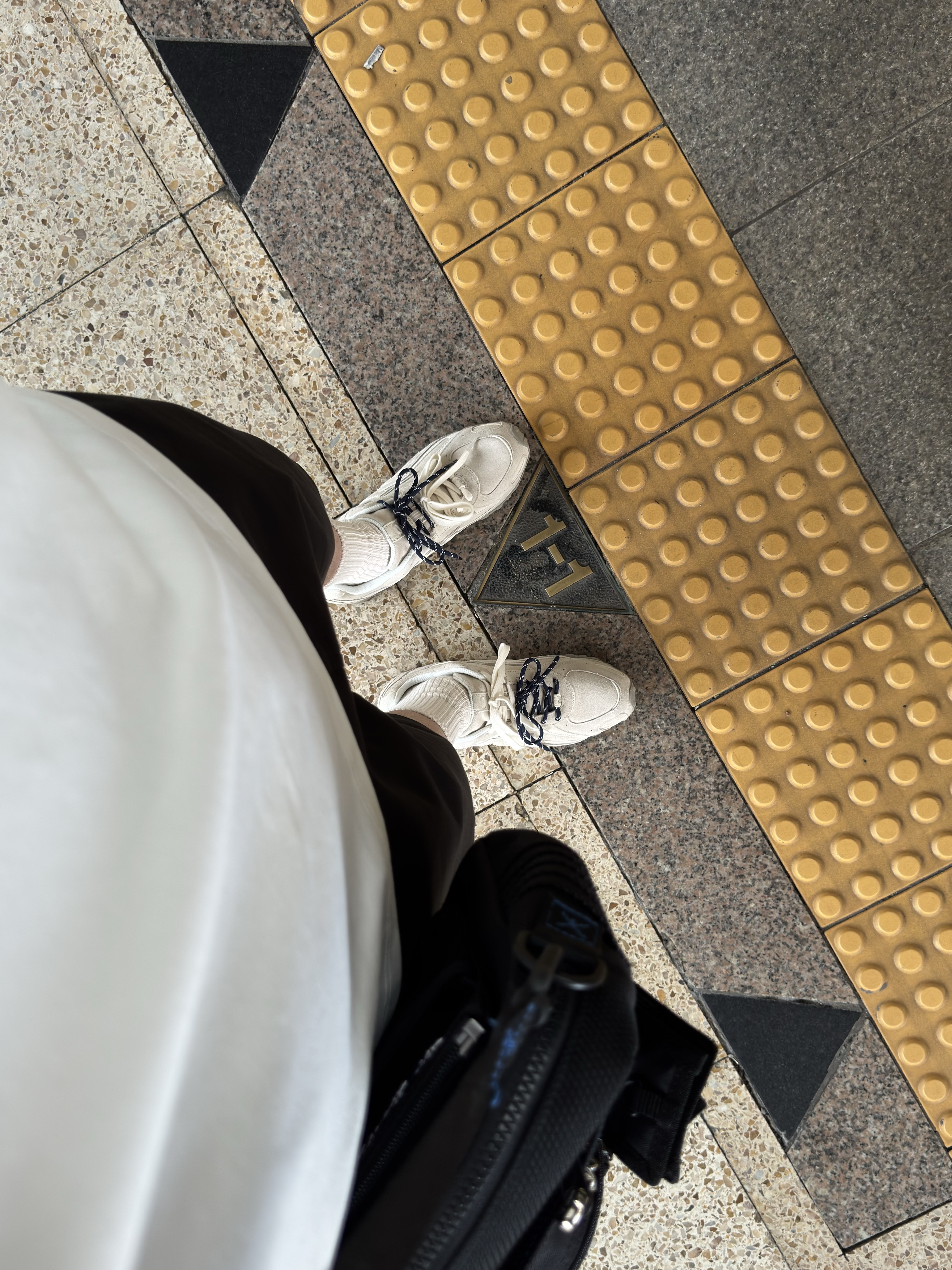 New Balance 204L Timberwolf Linen, Ader Error x Eastpak Shoulder Bag Black 착용 스타일 - 1