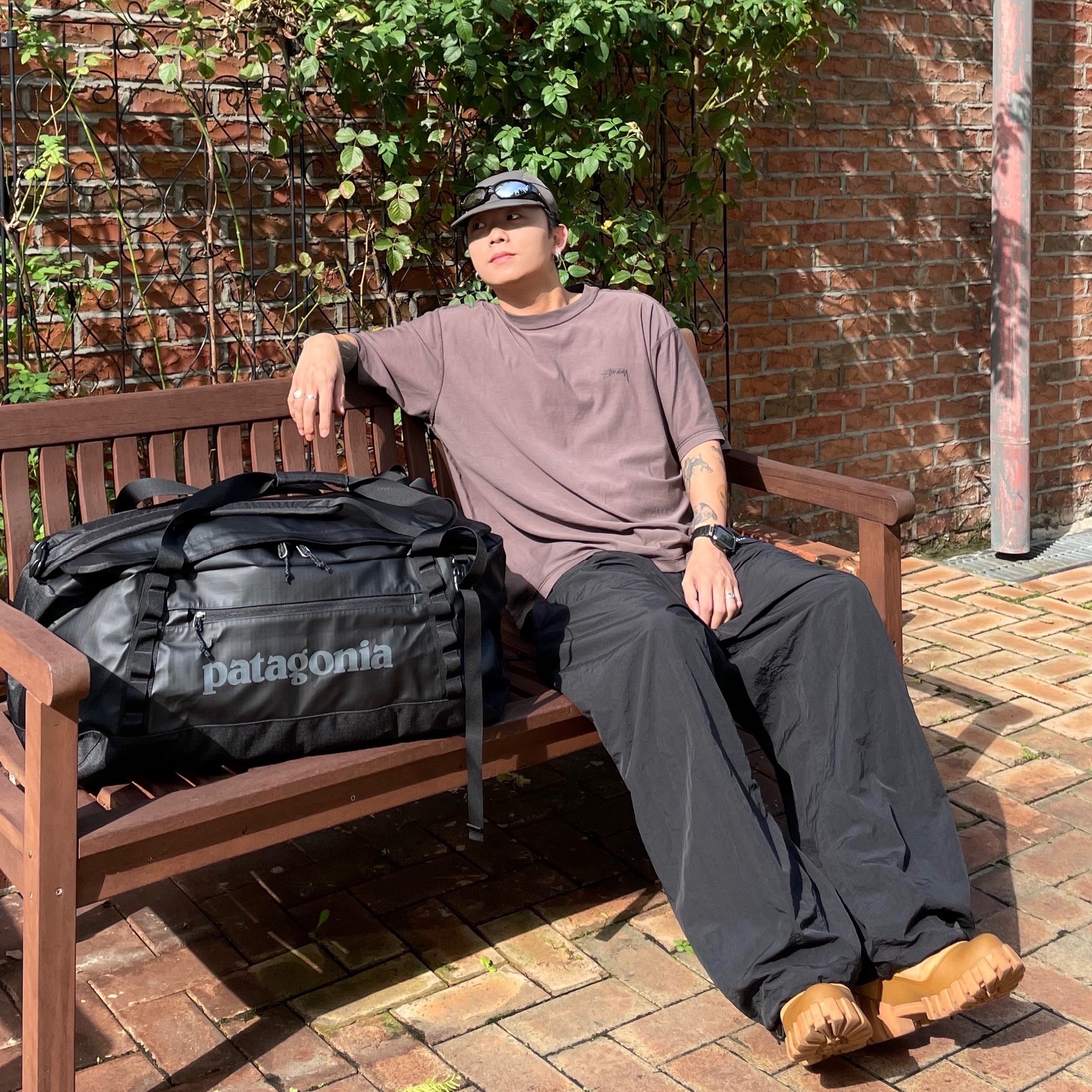 Patagonia Black Hole Duffel 70L Matte Black, Stussy Pigment Dyed Inside Out Crew T-Shirt Faded Black 착용 스타일 - 1