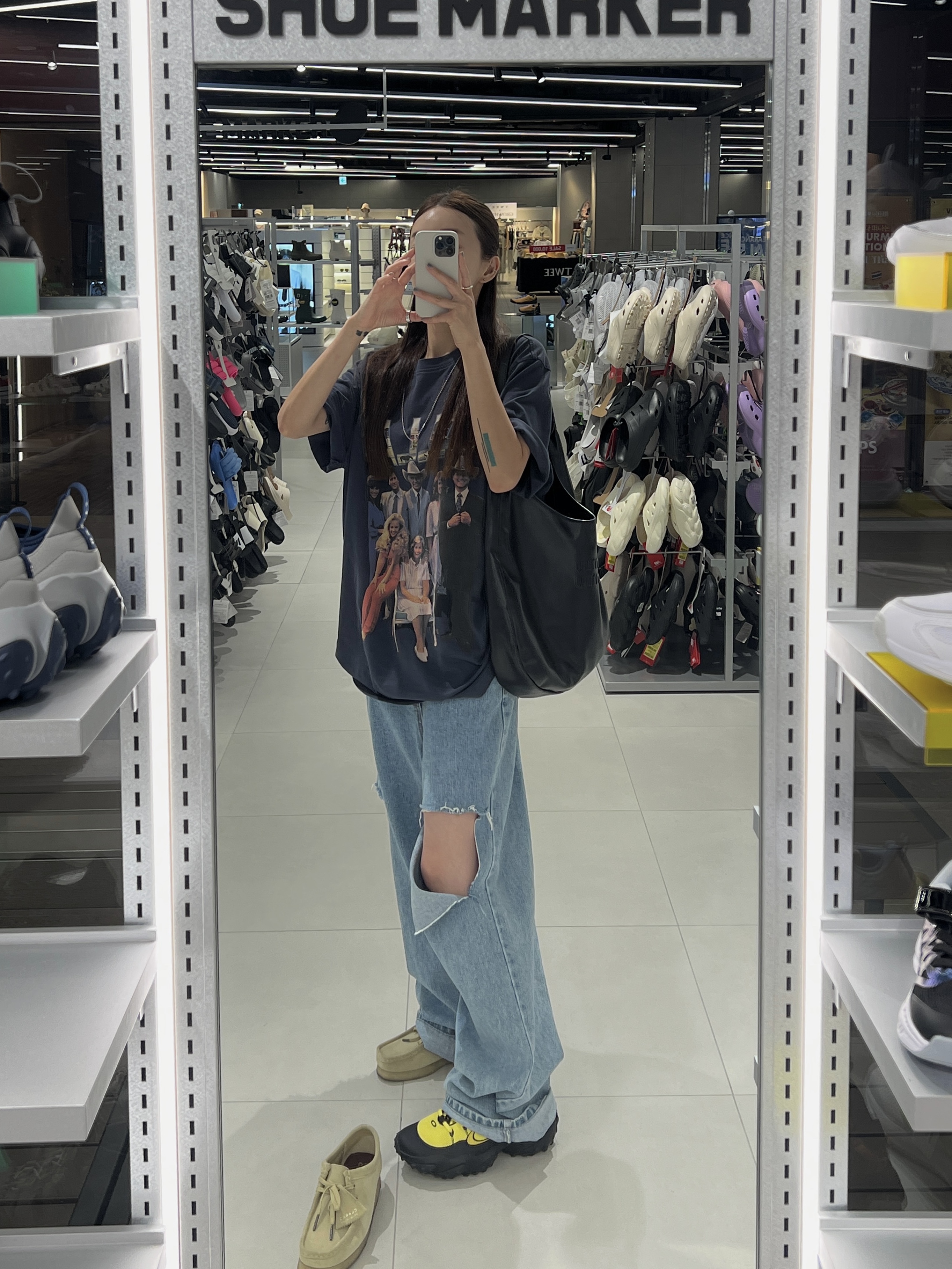 Miu Miu Leather Hobo Bag Black, Oakley Edge Flex Citrus Yellow 착용 스타일 - 3