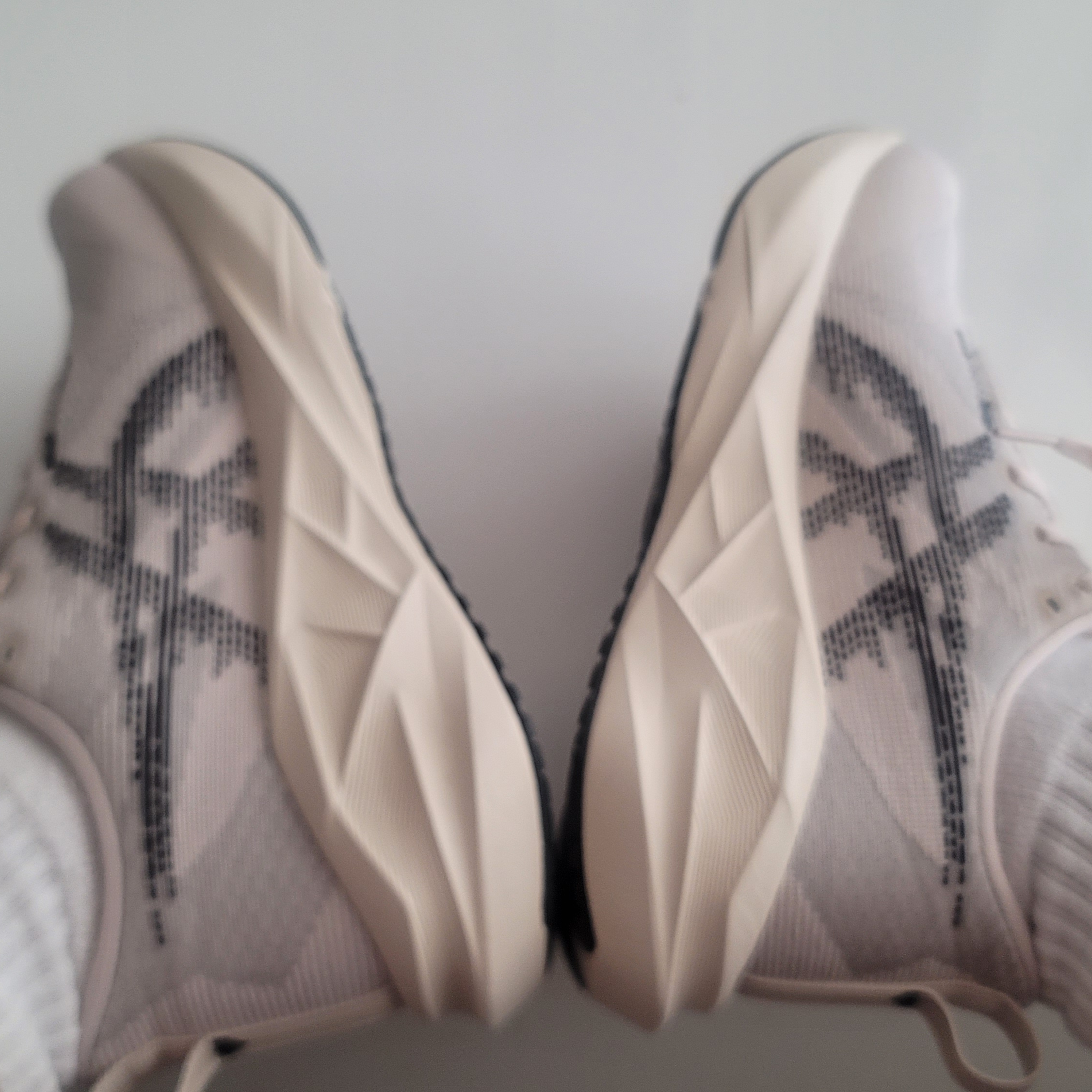 Asics Novablast 5 Oatmeal Black - D Standard 착용 스타일 - 2