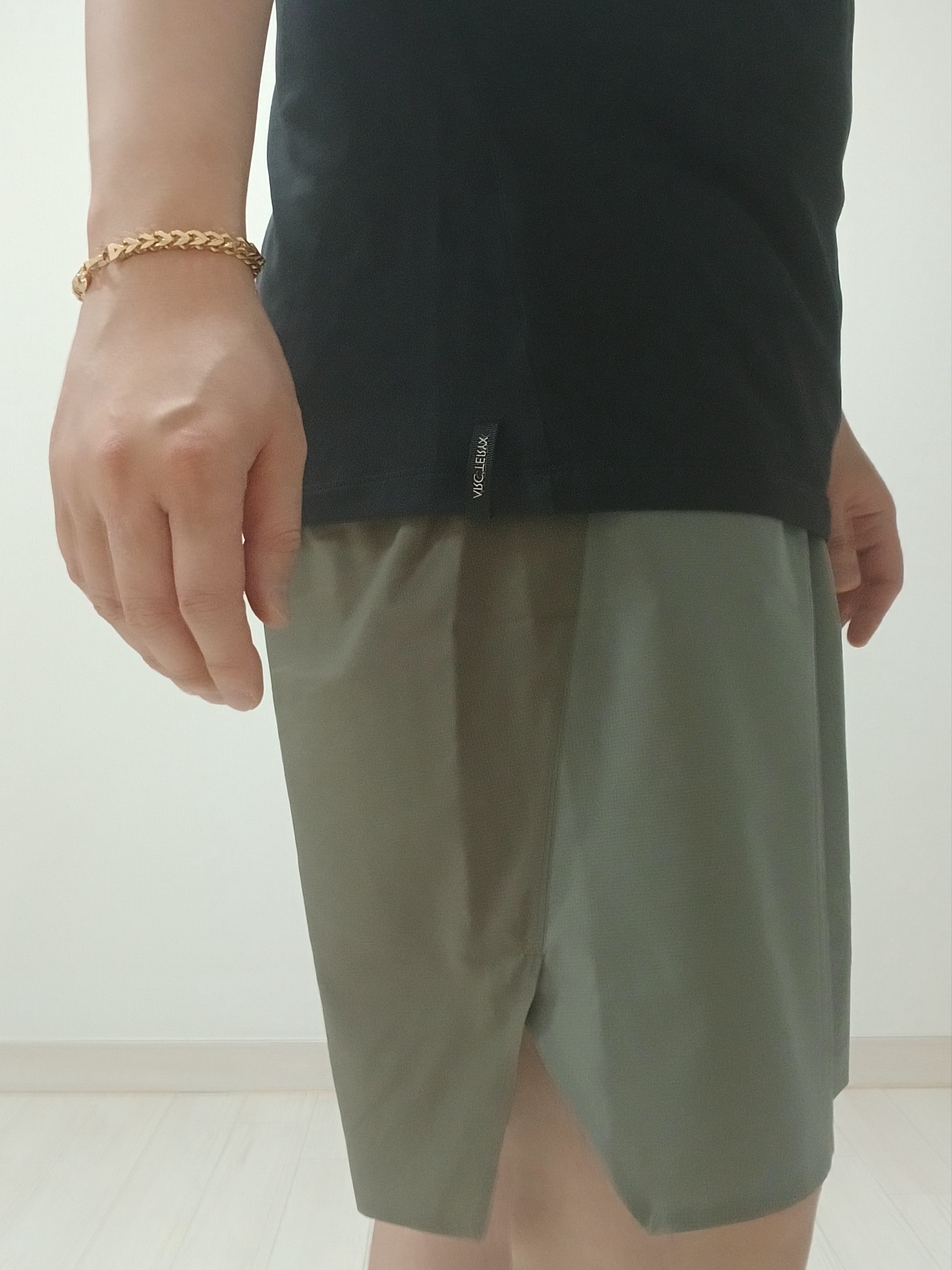 Arc'teryx Captive Split T-Shirt Black, Hoka Ora Athletic Slide Black White 착용 스타일 - 5