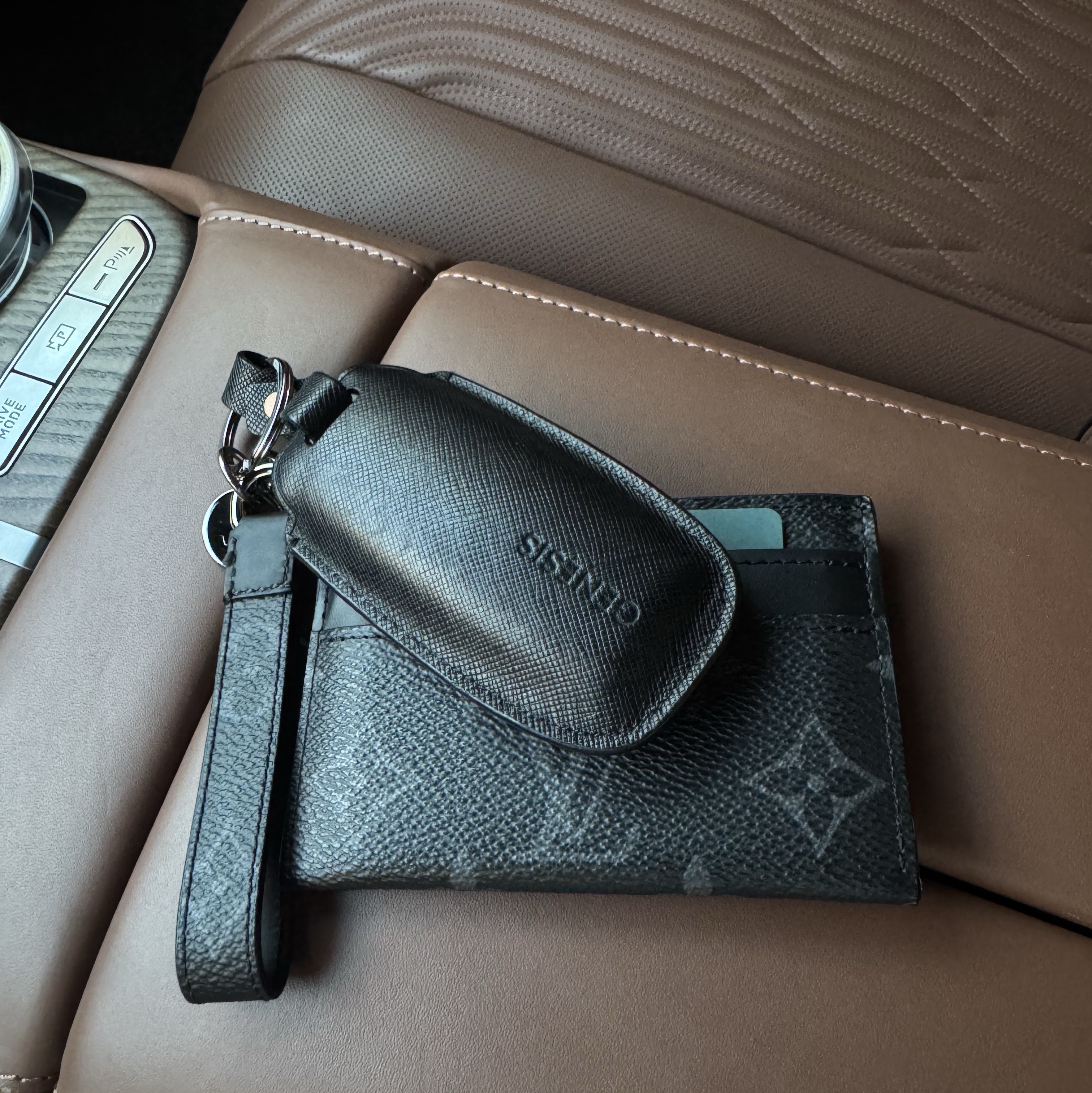 Louis Vuitton Double Card Holder Monogram Eclipse, Louis Vuitton Dragonne Bag Charm & Key Holder Monogram Eclipse 착용 스타일