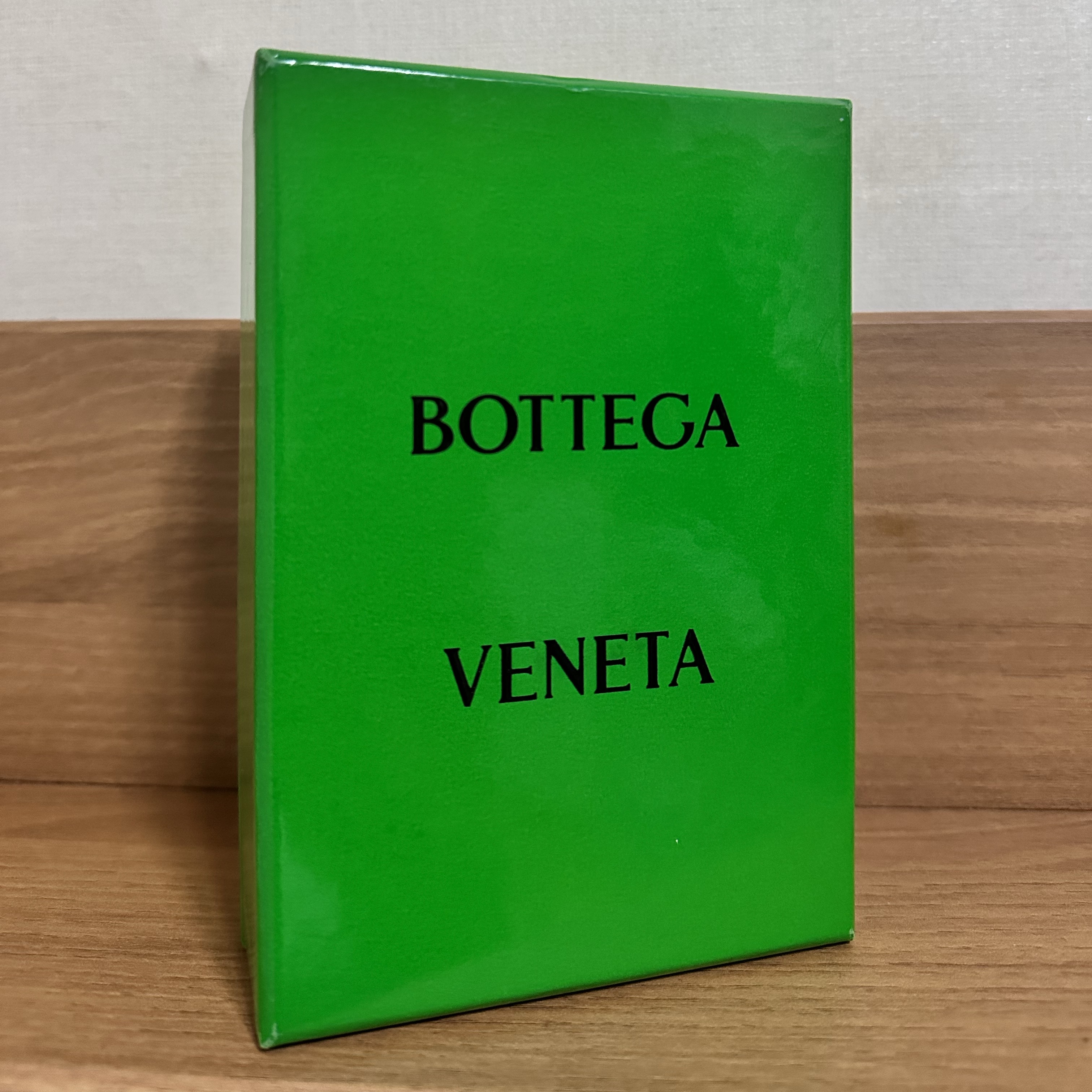 Bottega Veneta Flap Card Case Black 착용 스타일 - 2