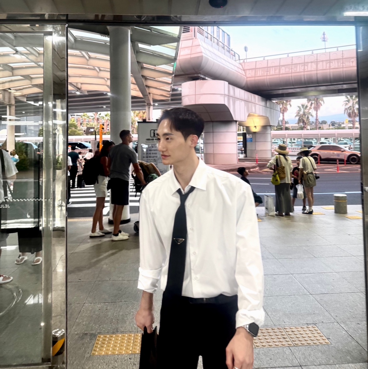 Prada Re-Nylon Gabardine Tie Black 착용 스타일 - 1