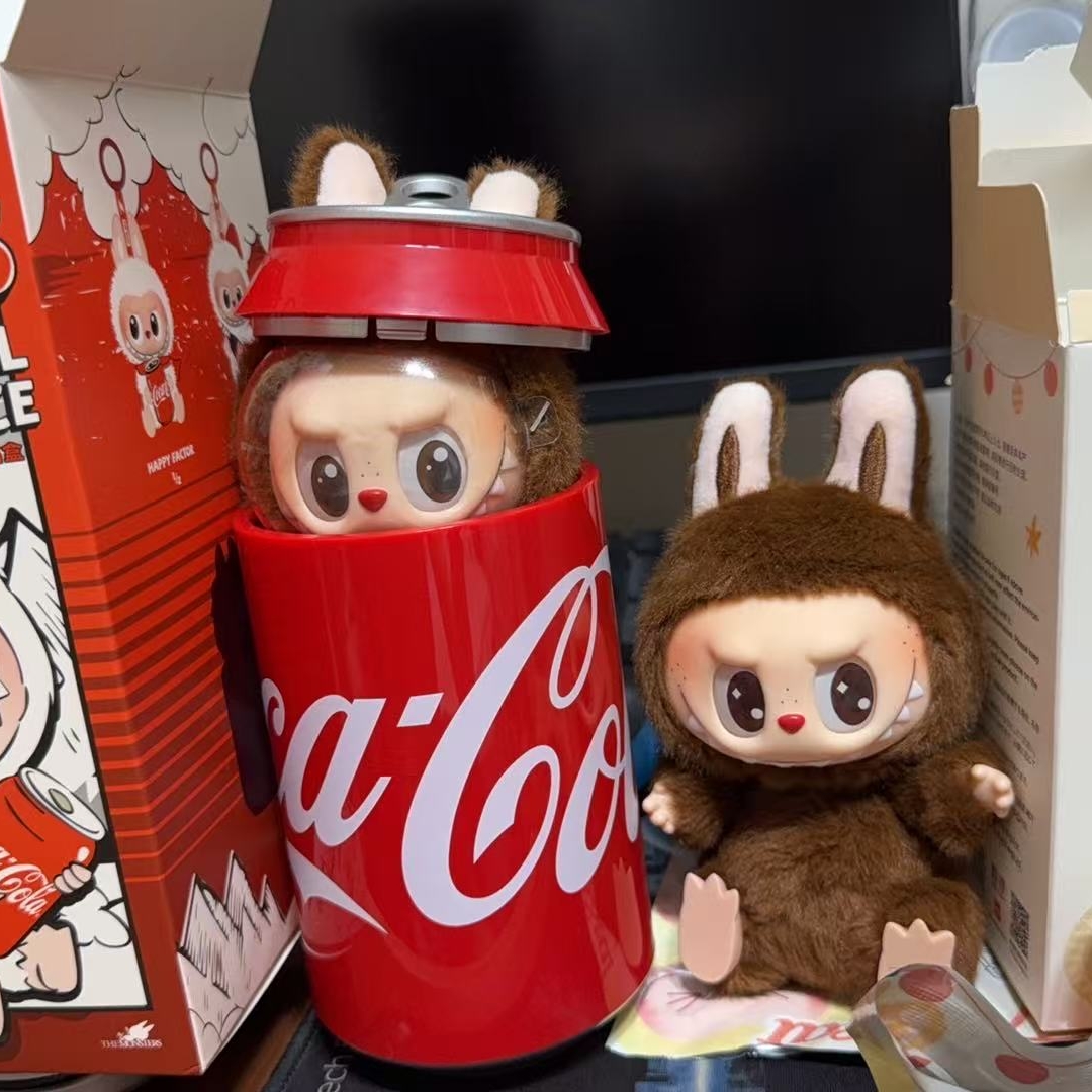 Pop Mart Labubu Coca Cola Series Mysterious Guest Keyring (Opened Case) 착용 스타일