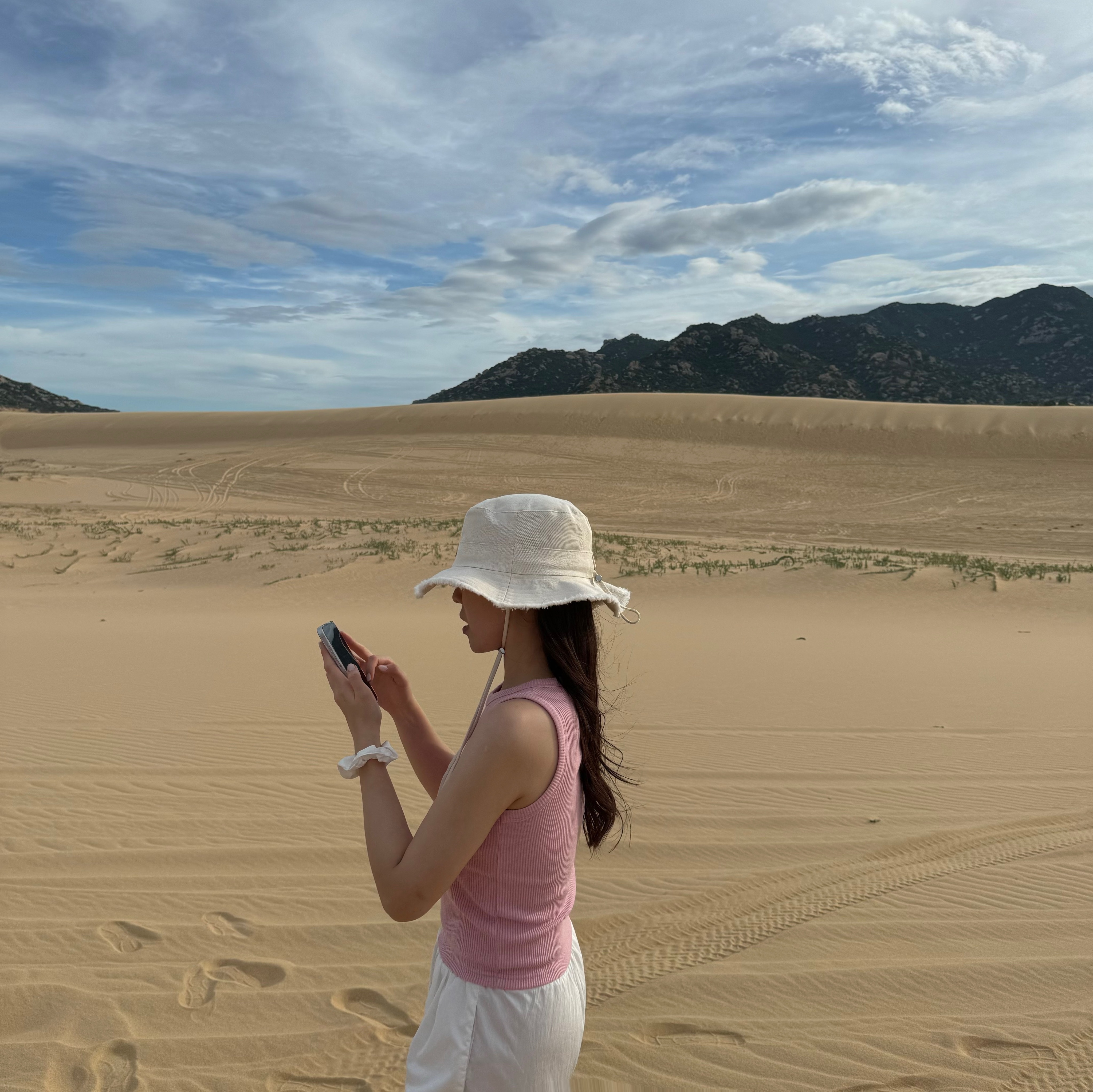 Jacquemus Le Bob Artichaut Bucket Hat Off White 착용 스타일 - 1