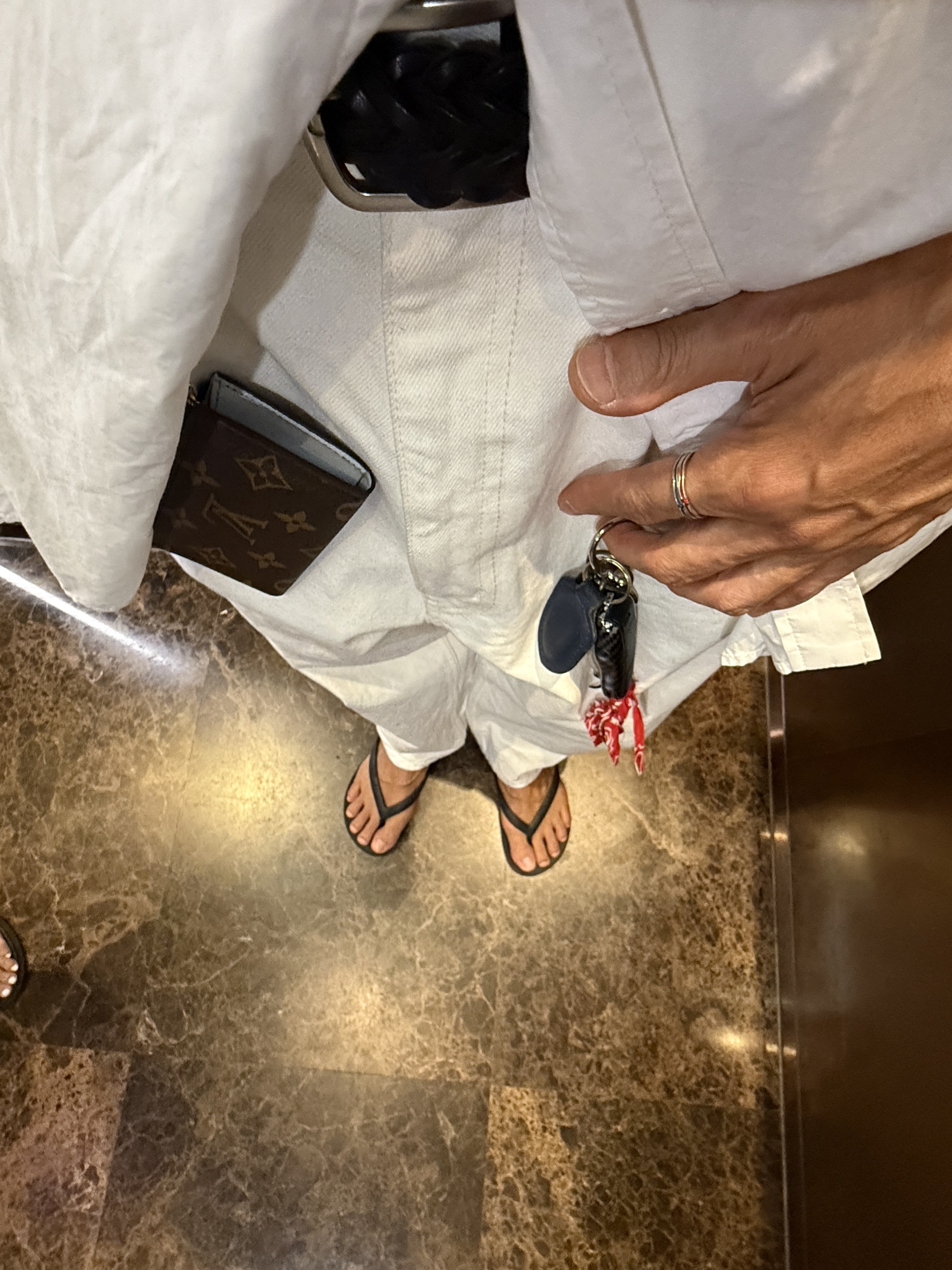 Louis Vuitton Key Pouch S Monogram Canvas 착용 스타일 - 3