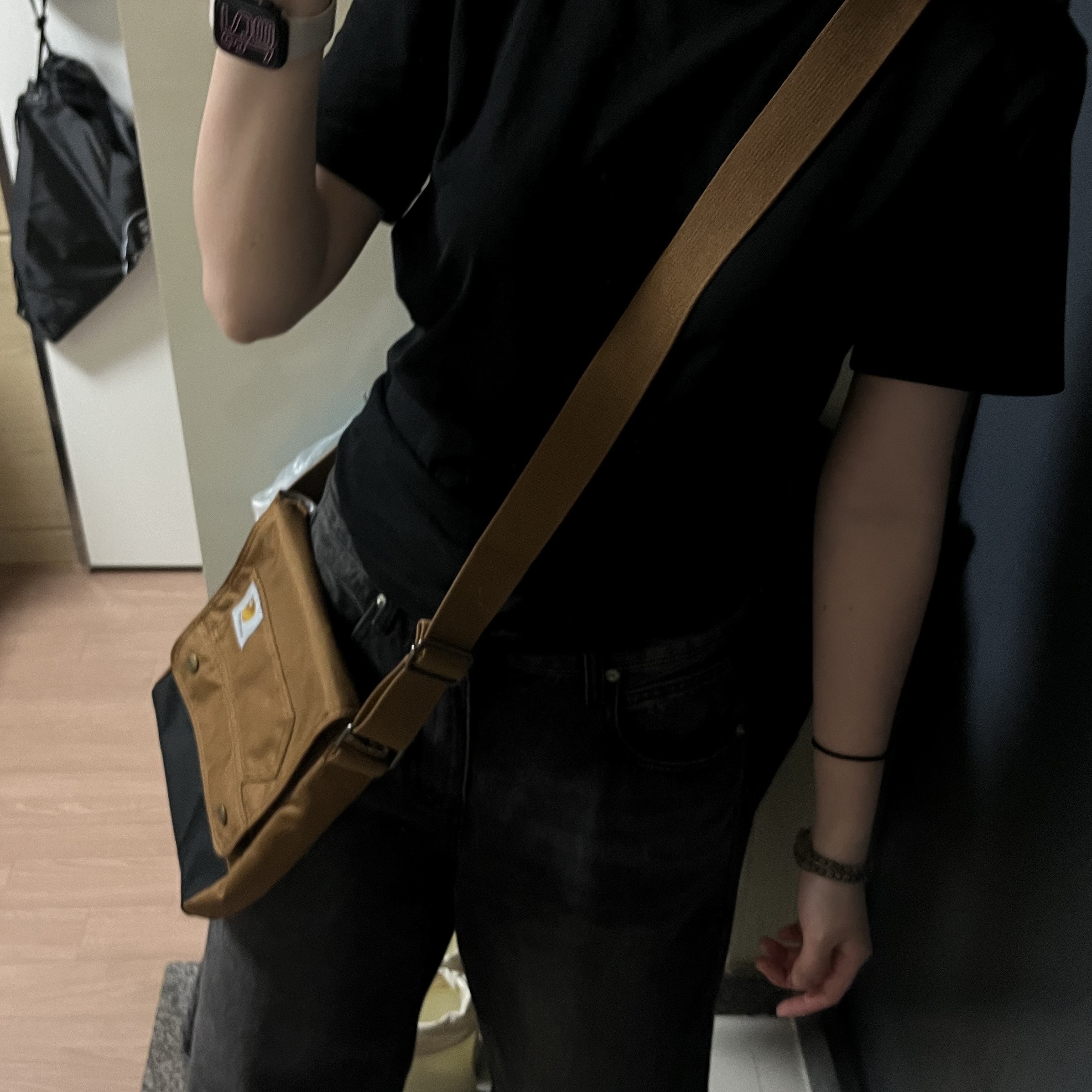 Carhartt Crossbody Snap Bag Carhartt Brown 착용 스타일