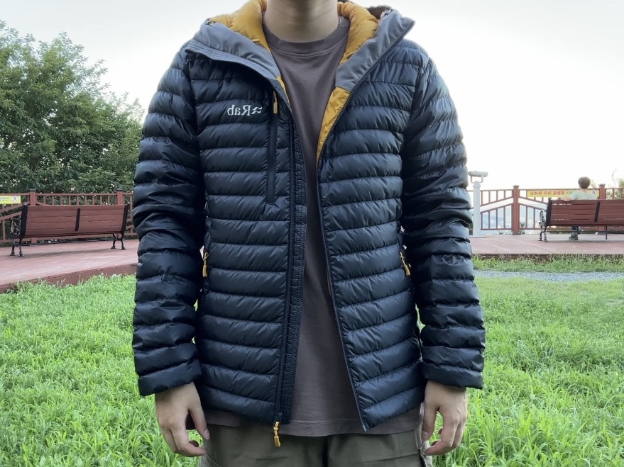 Rab Microlight Alpine Jacket Beluga, Rab Microlight Alpine Jacket Black 착용 스타일 - 2