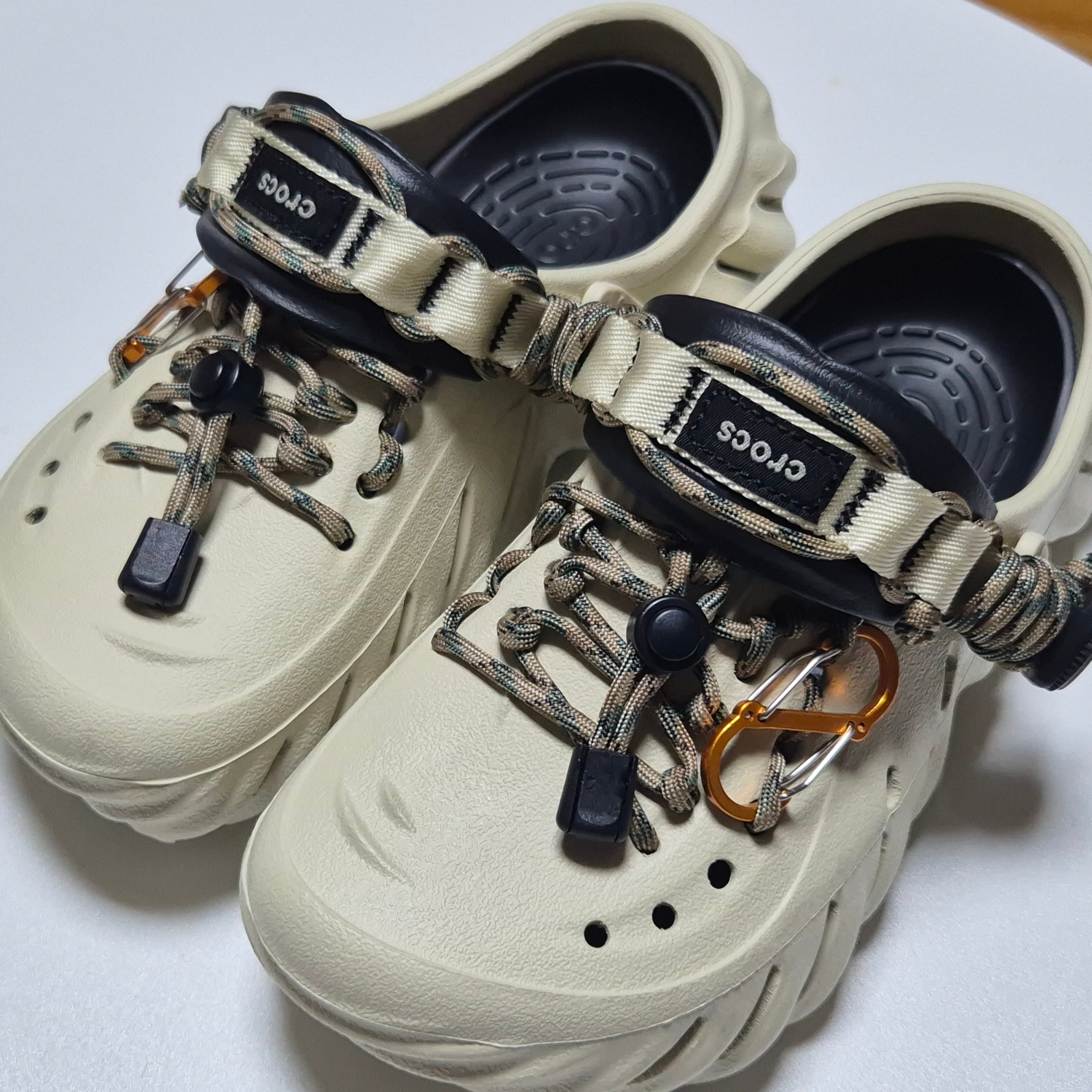 Crocs Echo Clog Bone Black 착용 스타일 - 3