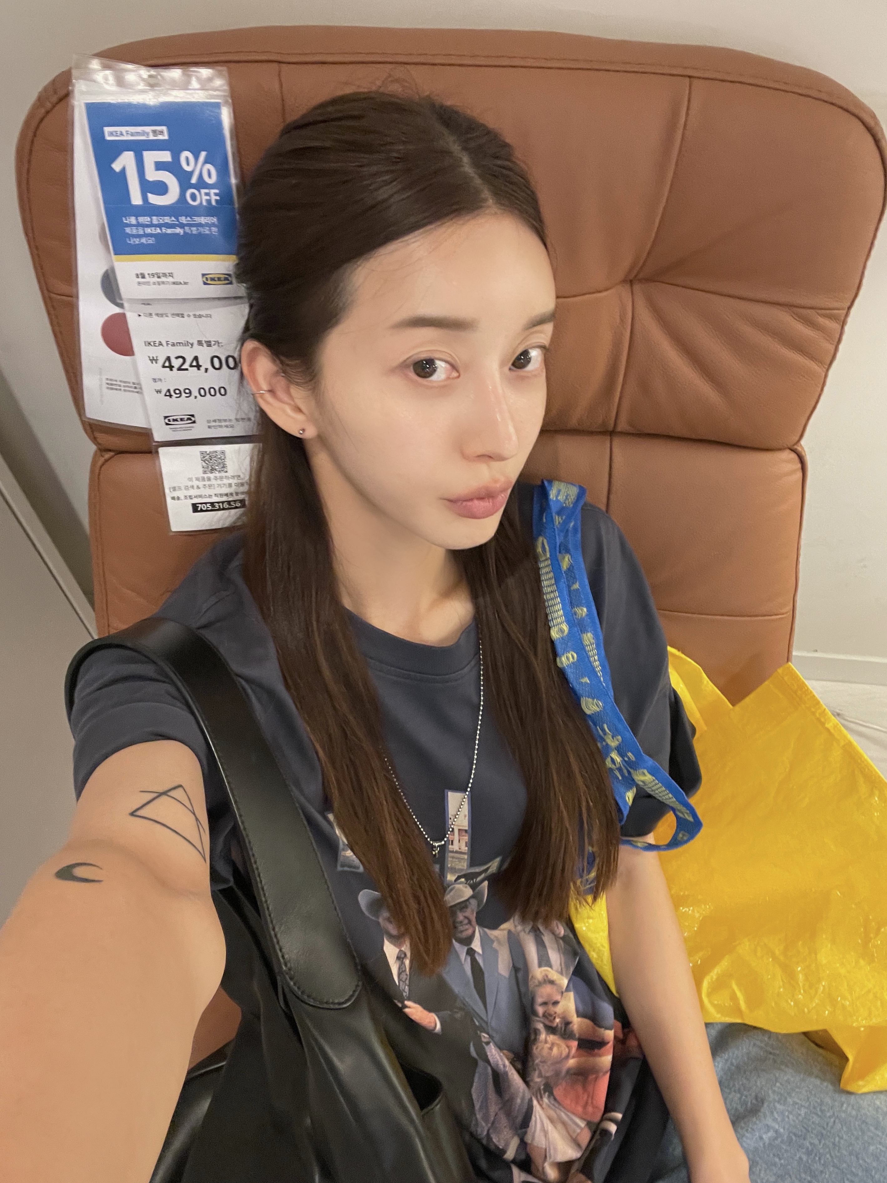 Miu Miu Leather Hobo Bag Black, Oakley Edge Flex Citrus Yellow 착용 스타일 - 2