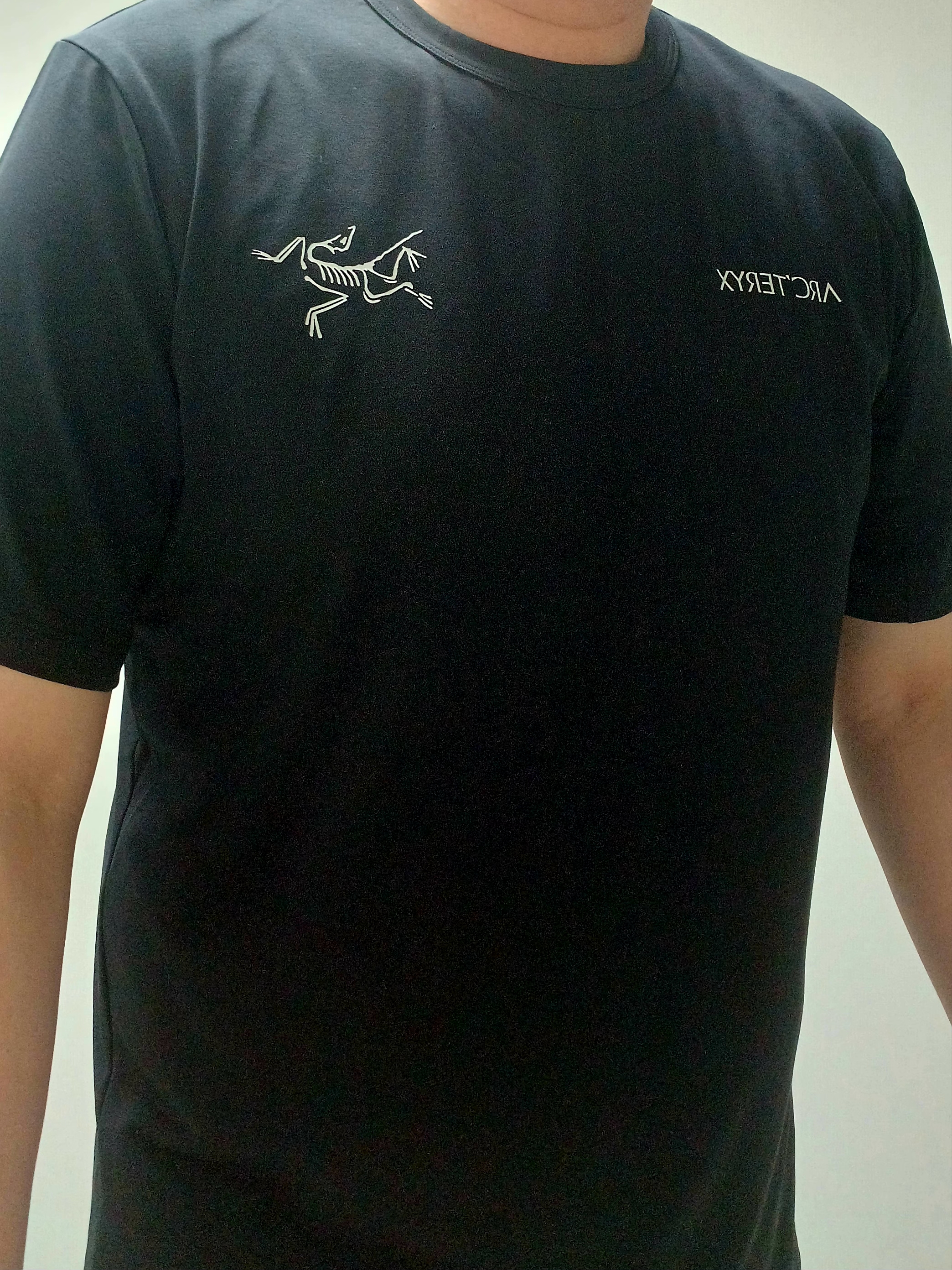 Arc'teryx Captive Split T-Shirt Black, Hoka Ora Athletic Slide Black White 착용 스타일 - 2