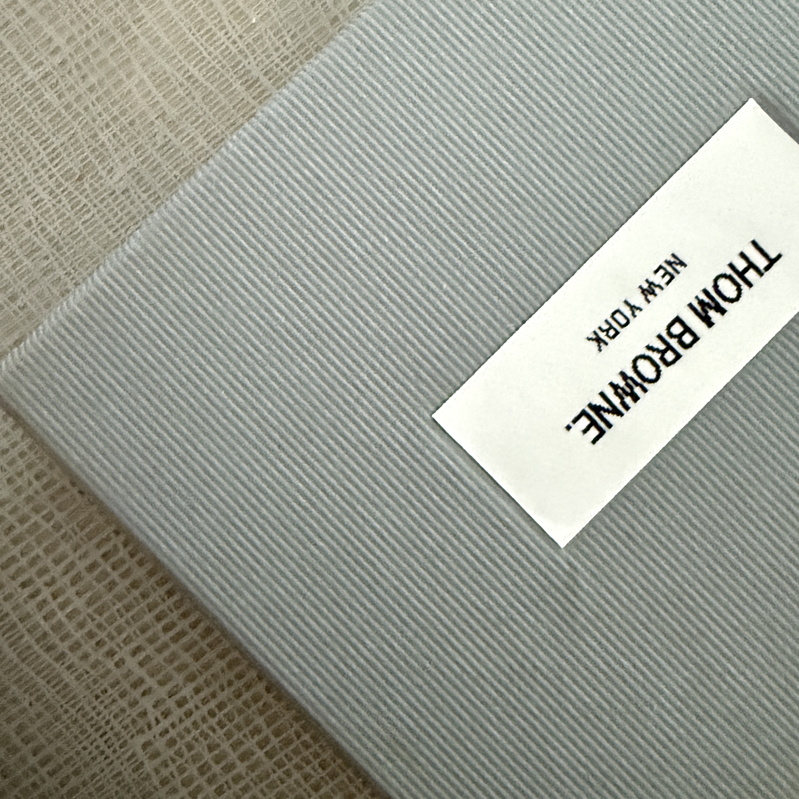 Thom Browne Pebble Grain Bill Fold Wallet Dark Grey 착용 스타일