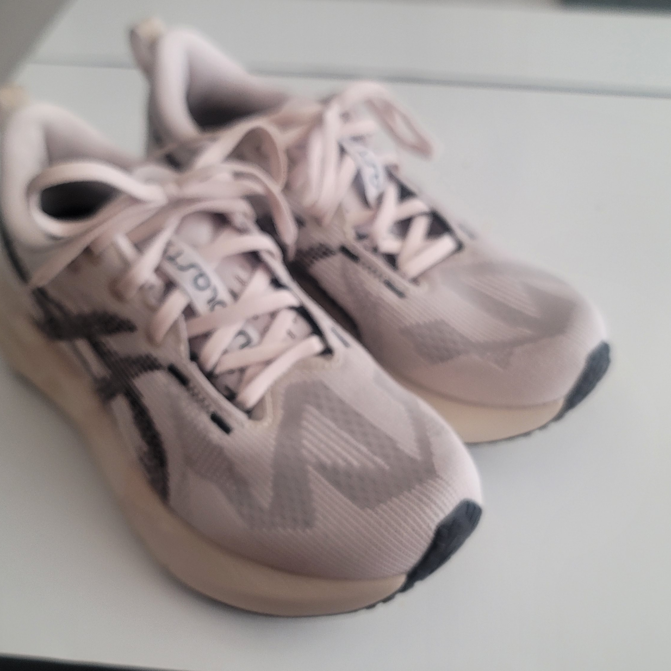 Asics Novablast 5 Oatmeal Black - D Standard 착용 스타일 - 1