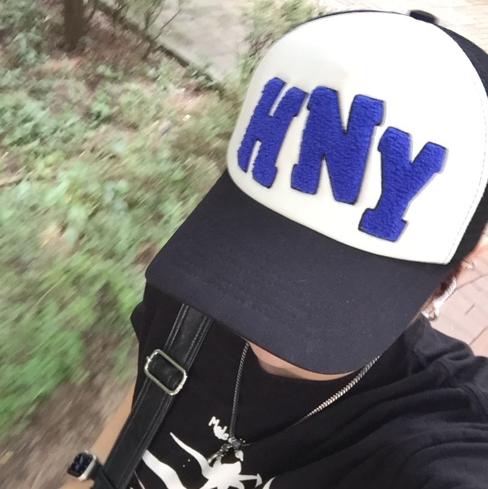 Honey Scoop House HNY Logo Trucker Cap Black 착용 스타일 - 2
