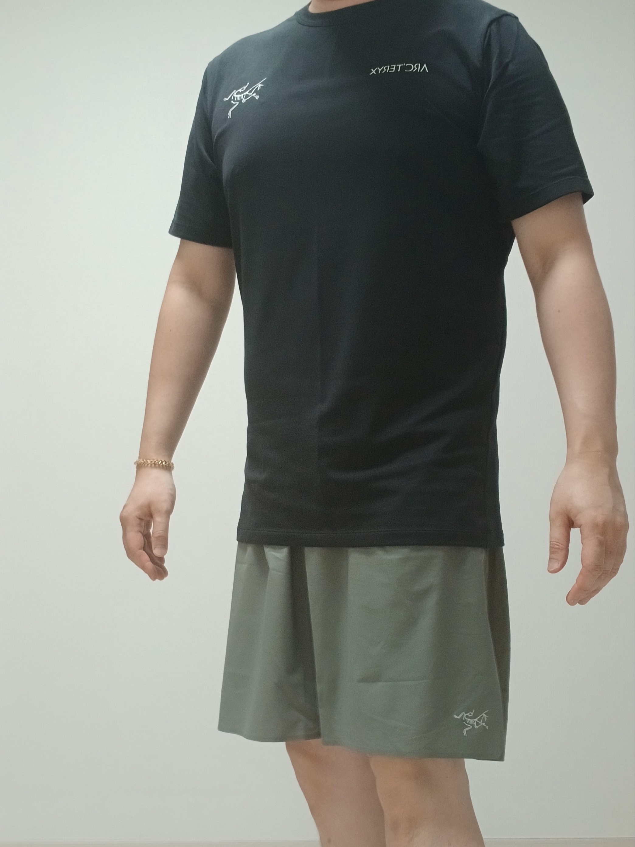 Arc'teryx Captive Split T-Shirt Black, Hoka Ora Athletic Slide Black White 착용 스타일 - 4