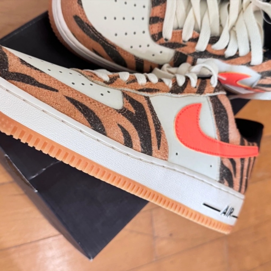 Nike Air Force 1 '07 PRM Orange Zebra 착용 스타일 - 2