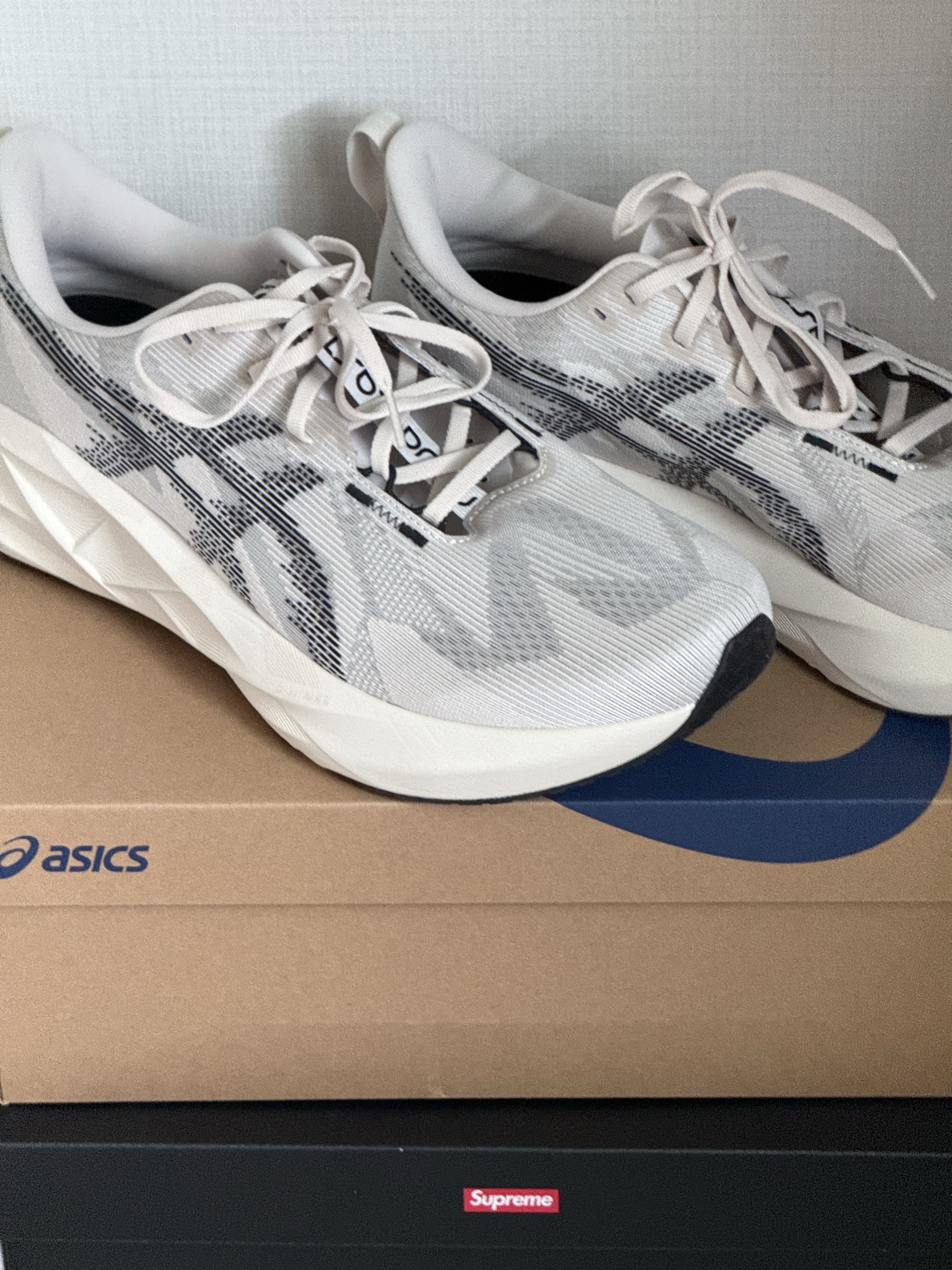Asics Novablast 5 Oatmeal Black - D Standard 착용 스타일