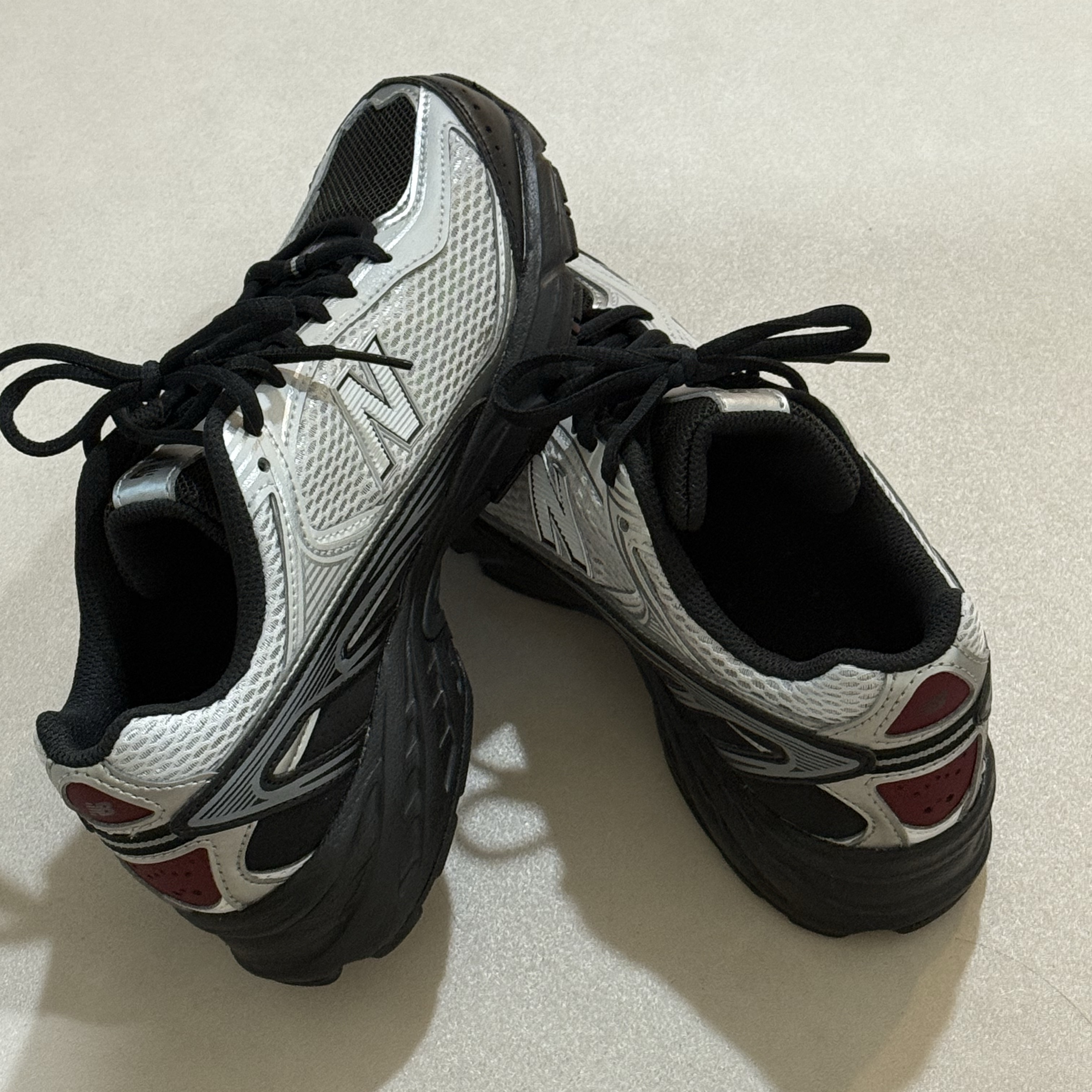 New Balance 509 Black Gray 착용 스타일