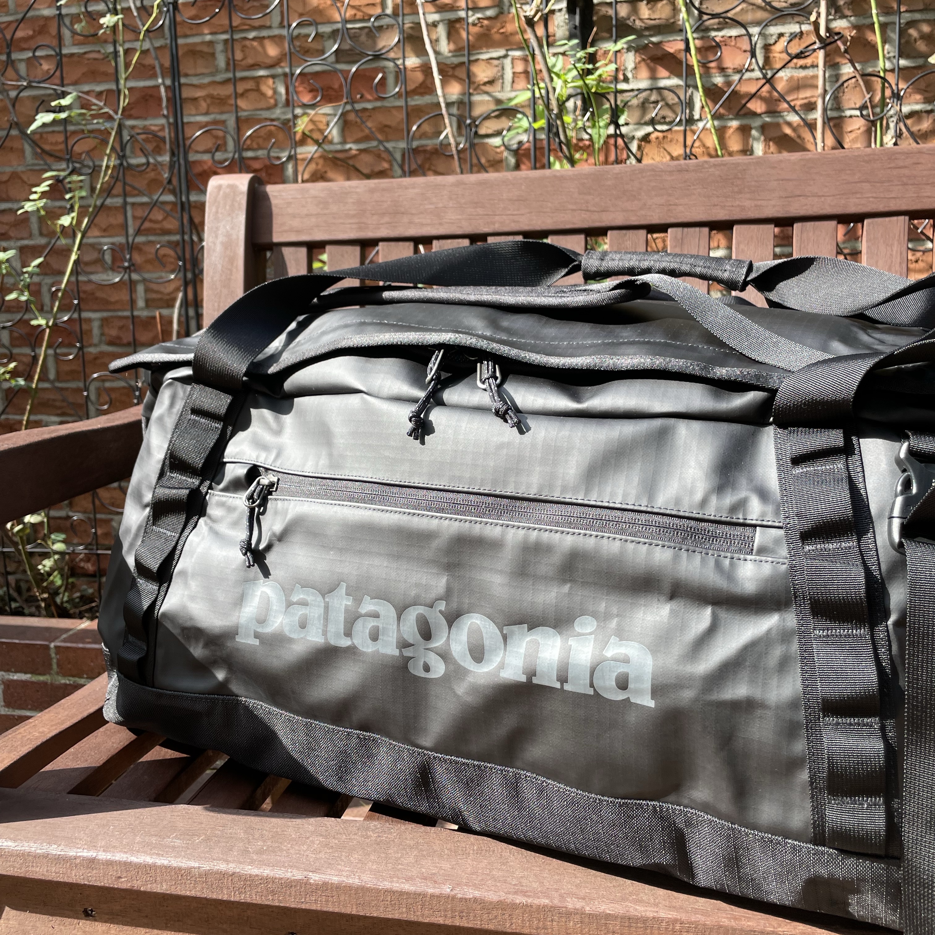 Patagonia Black Hole Duffel 70L Matte Black, Stussy Pigment Dyed Inside Out Crew T-Shirt Faded Black 착용 스타일 - 3