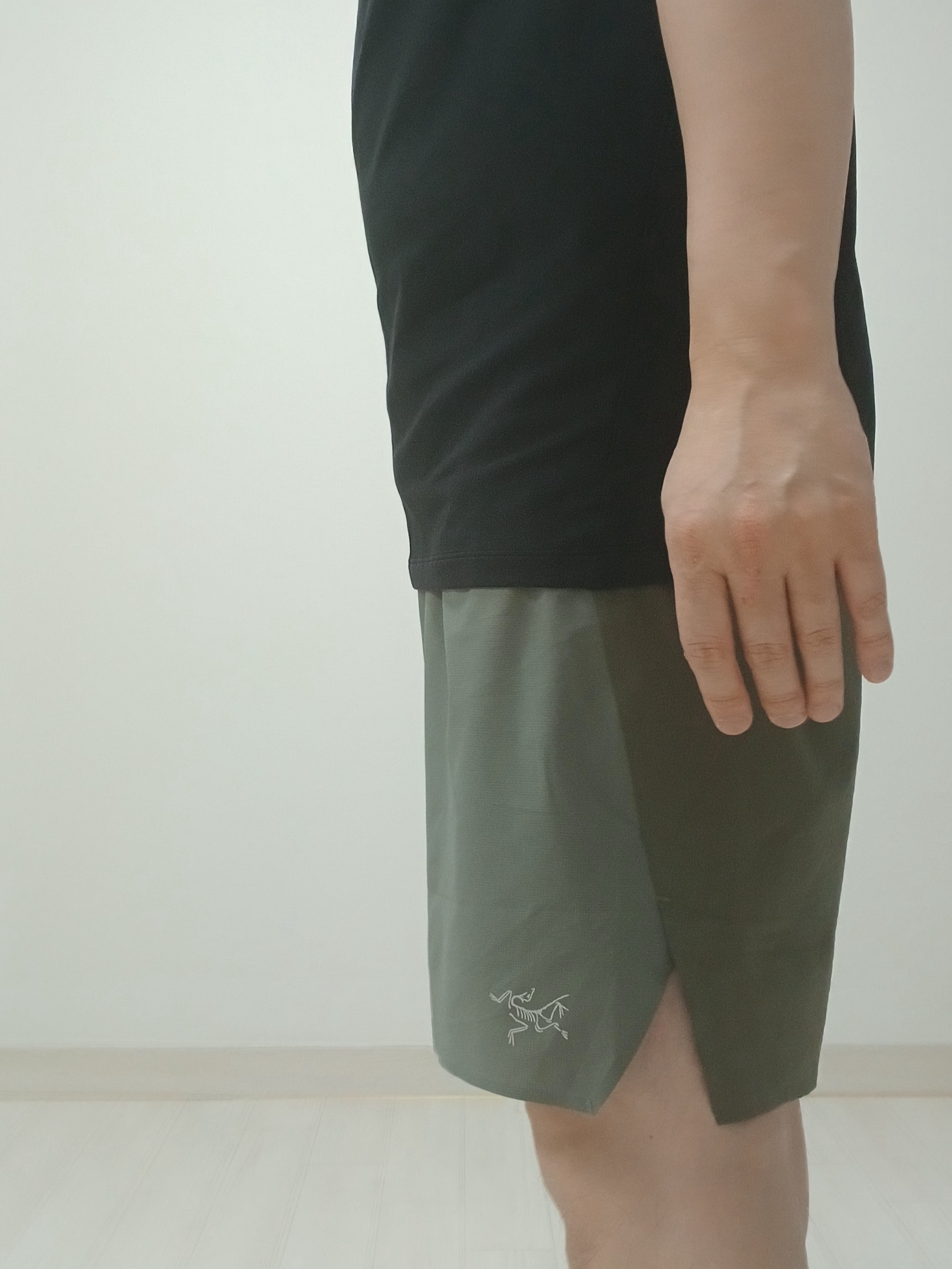 Arc'teryx Captive Split T-Shirt Black, Hoka Ora Athletic Slide Black White 착용 스타일 - 6