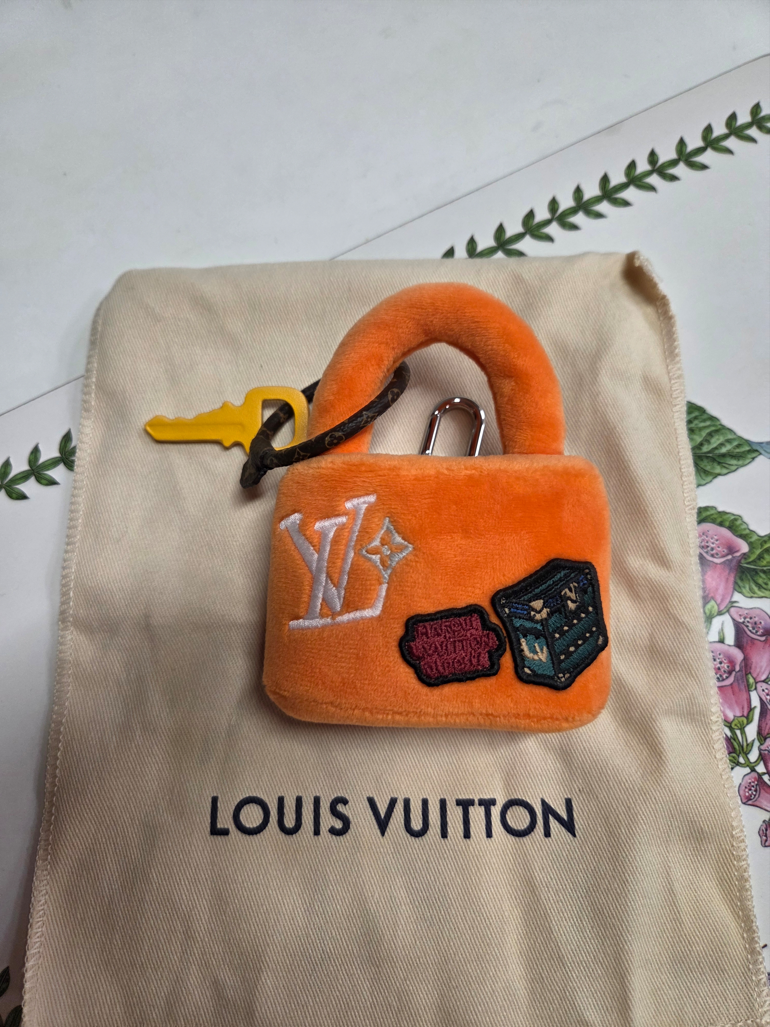 Louis Vuitton LV Lucky Lock Bag Charm Orange 착용 스타일