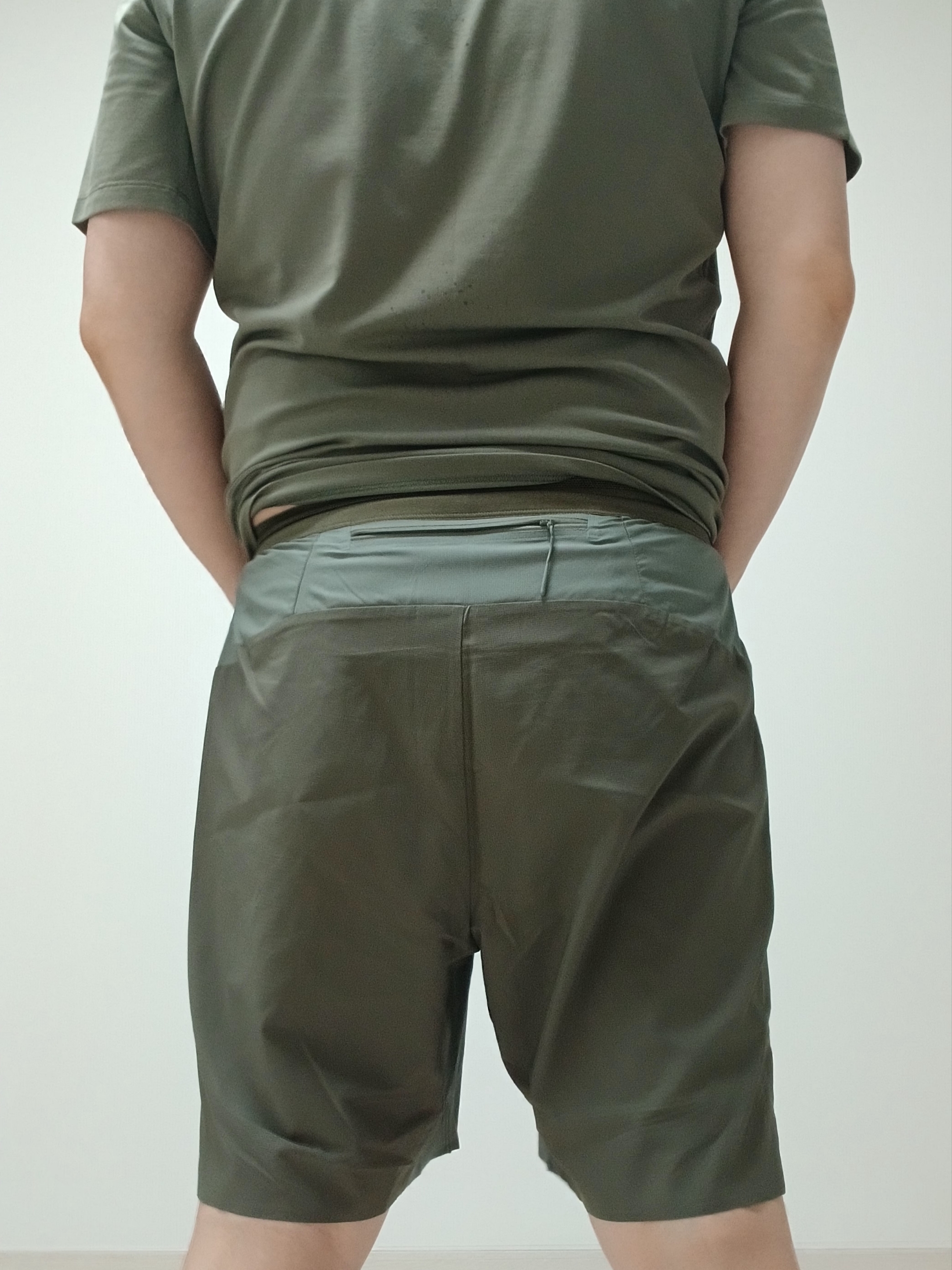 Arc'teryx Captive Split T-Shirt Forage, Hoka Ora Athletic Slide Black White 착용 스타일 - 7
