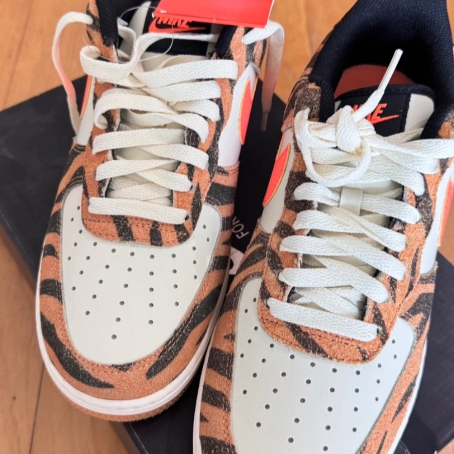 Nike Air Force 1 '07 PRM Orange Zebra 착용 스타일 - 1